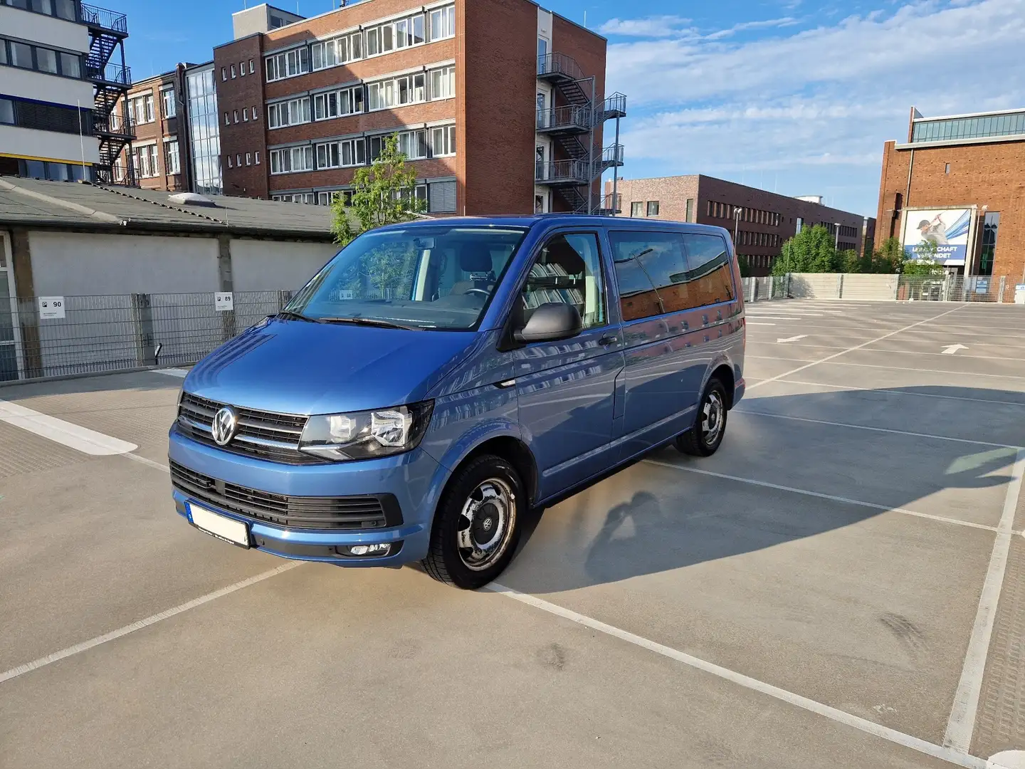 Volkswagen T6 Multivan 2.0 TDI ACC Scheckheft Blau - 2