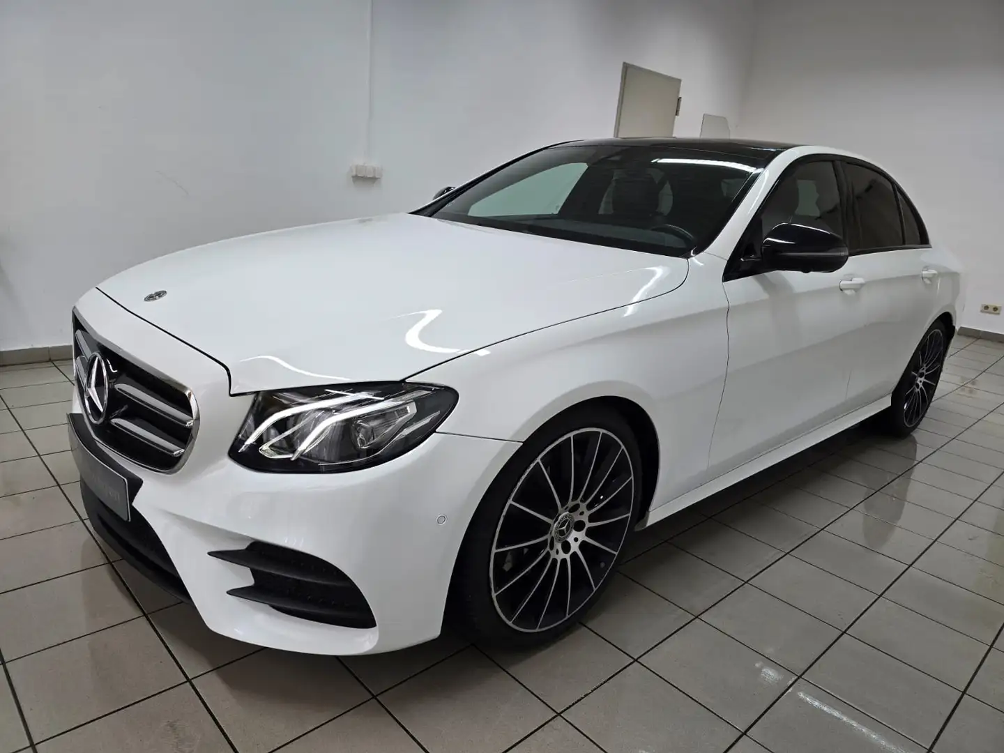 Mercedes-Benz E 300 d Lim. AMG Line LED Widescreen SoftClose Panorama Weiß - 1