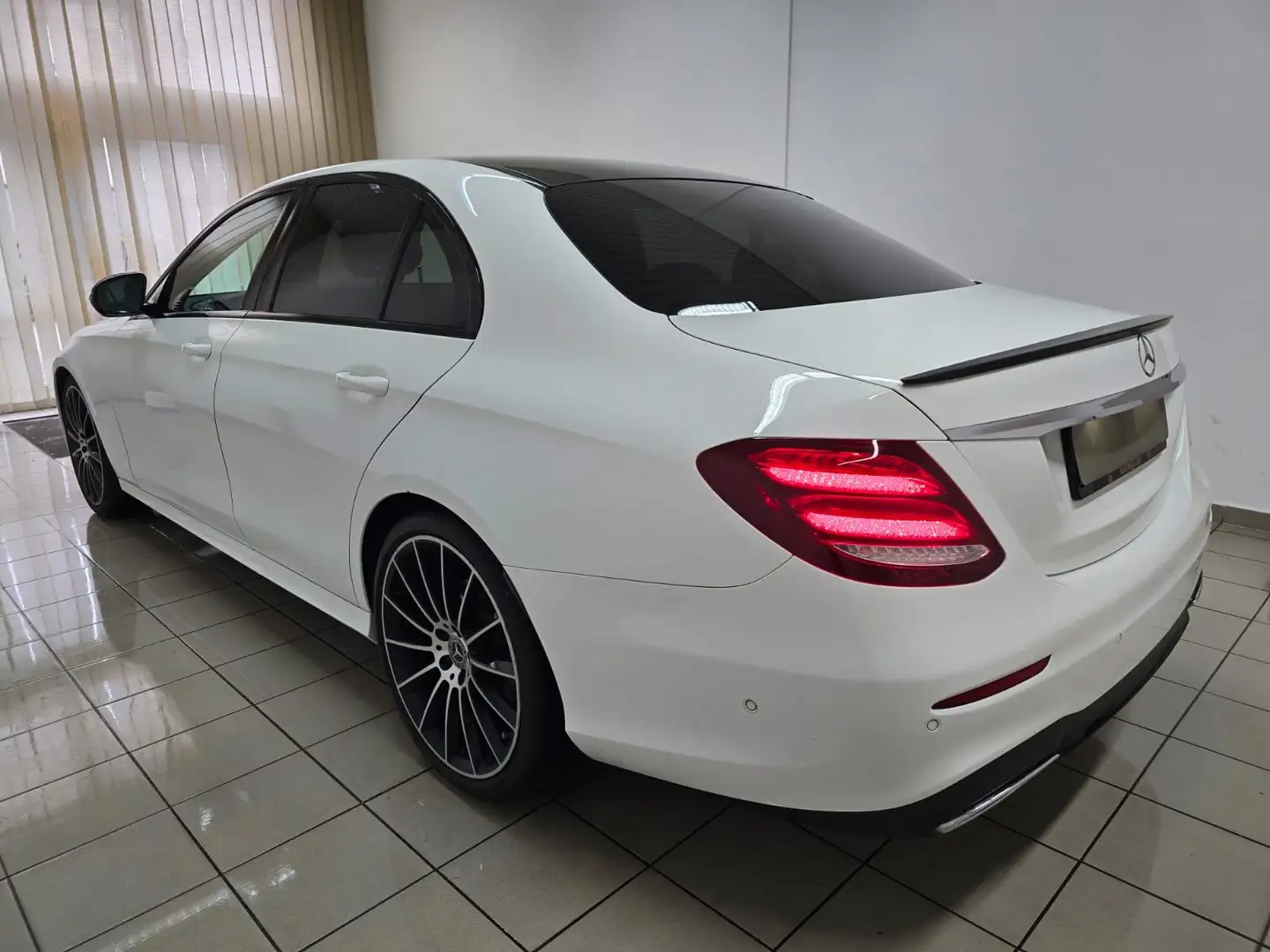 Mercedes-Benz E 300 d Lim. AMG Line LED Widescreen SoftClose Panorama Weiß - 2