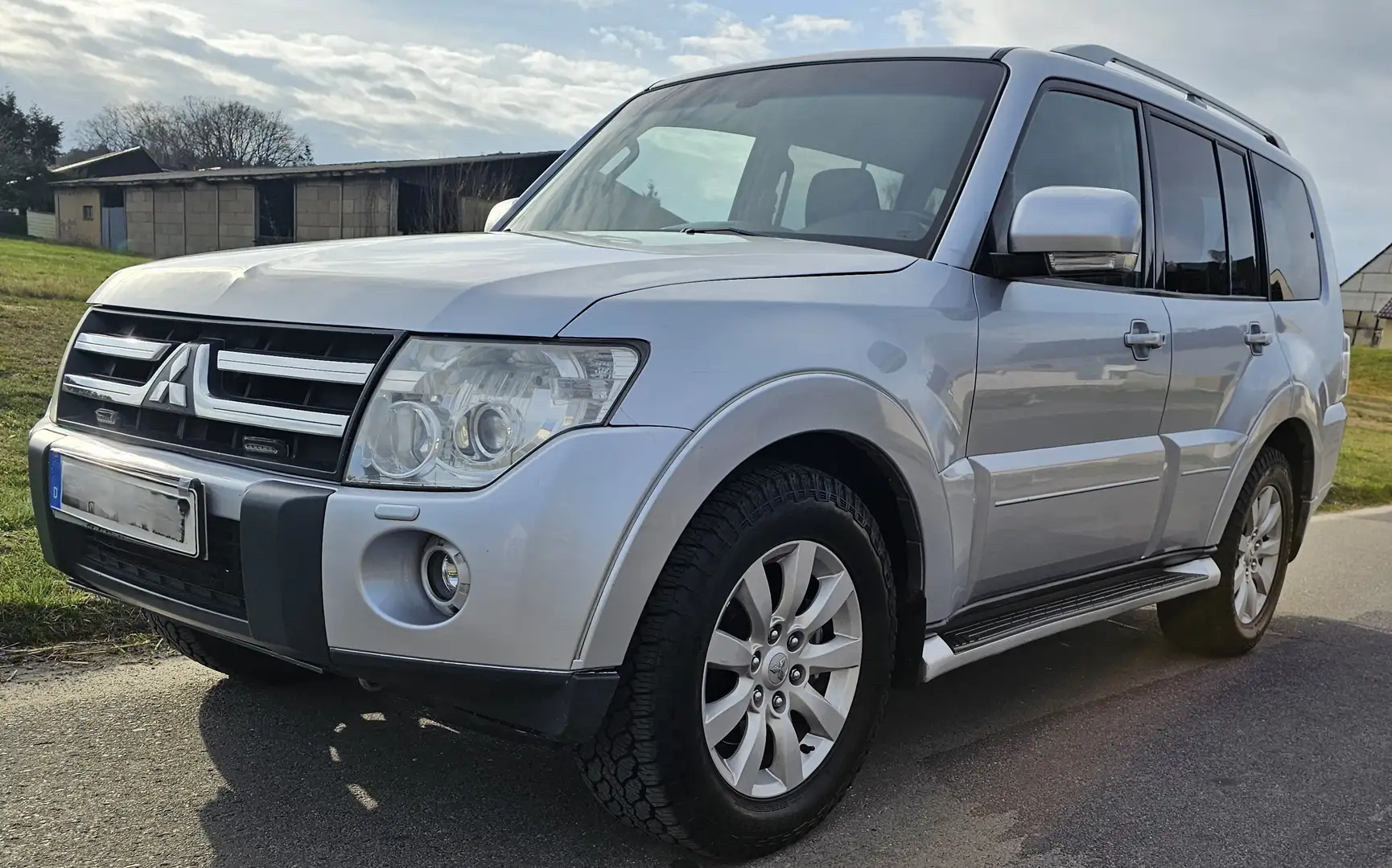 Mitsubishi Pajero Pajero 3.2 DI-D Automatik Instyle Stříbrná - 1