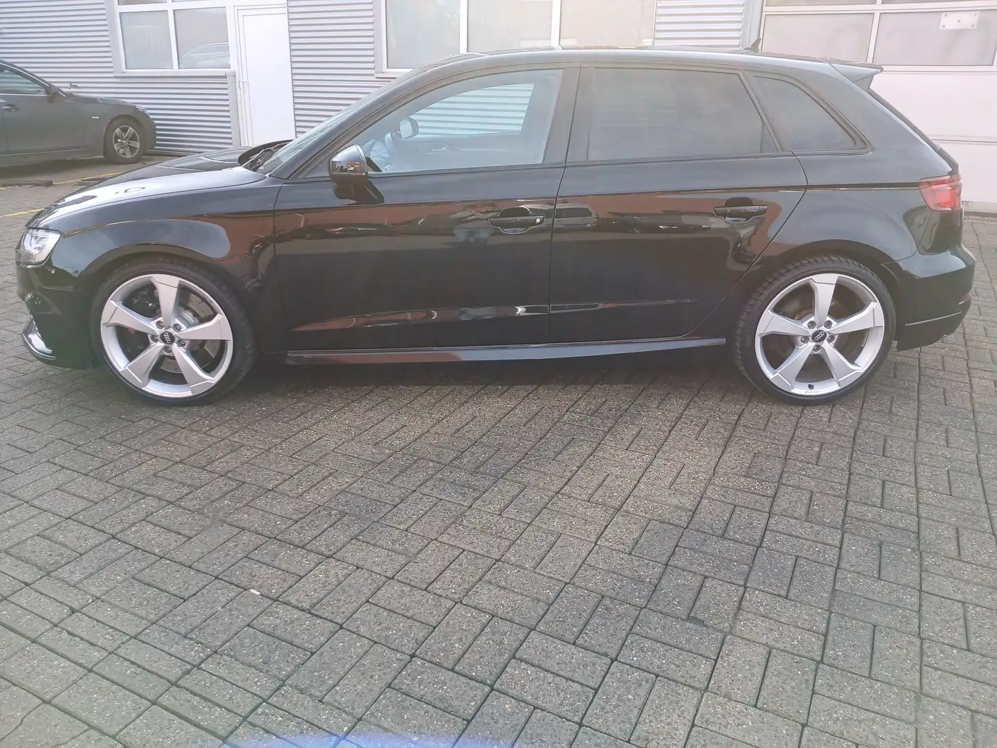Audi RS3 2.5 TFSI Sportback quattro S tronic Schwarz - 2