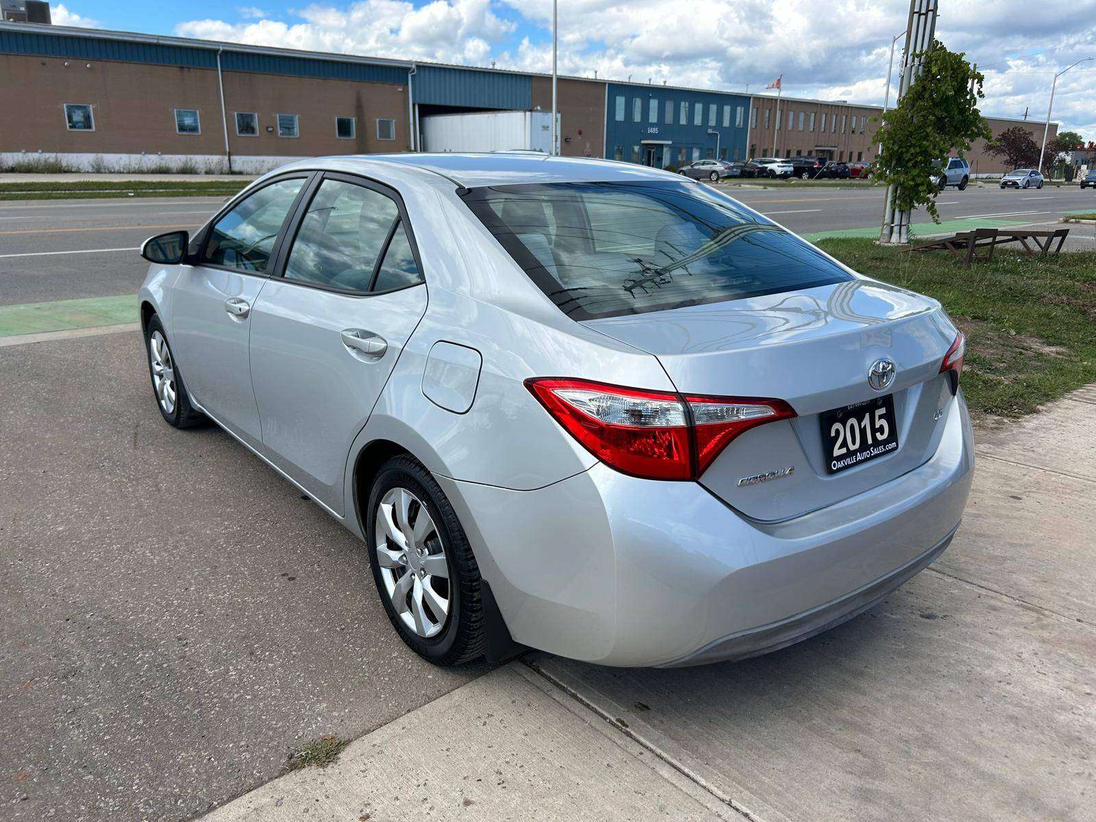 2015 Toyota Corolla LE CLEAN CARFAX CERTIFIED CAMERA 2 SETS OF TIRES — снимка 1