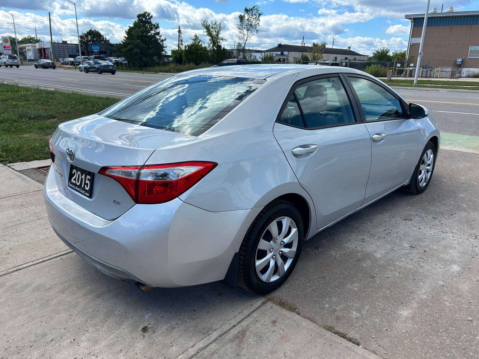 2015 Toyota Corolla LE CLEAN CARFAX CERTIFIED CAMERA 2 SETS OF TIRES — снимка 1