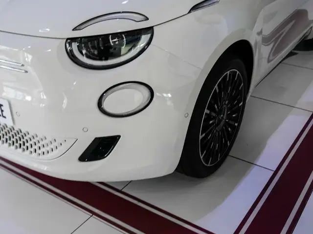 Fiat 500e view 3