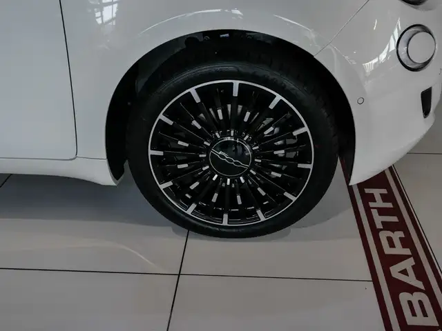 Fiat 500e view 4