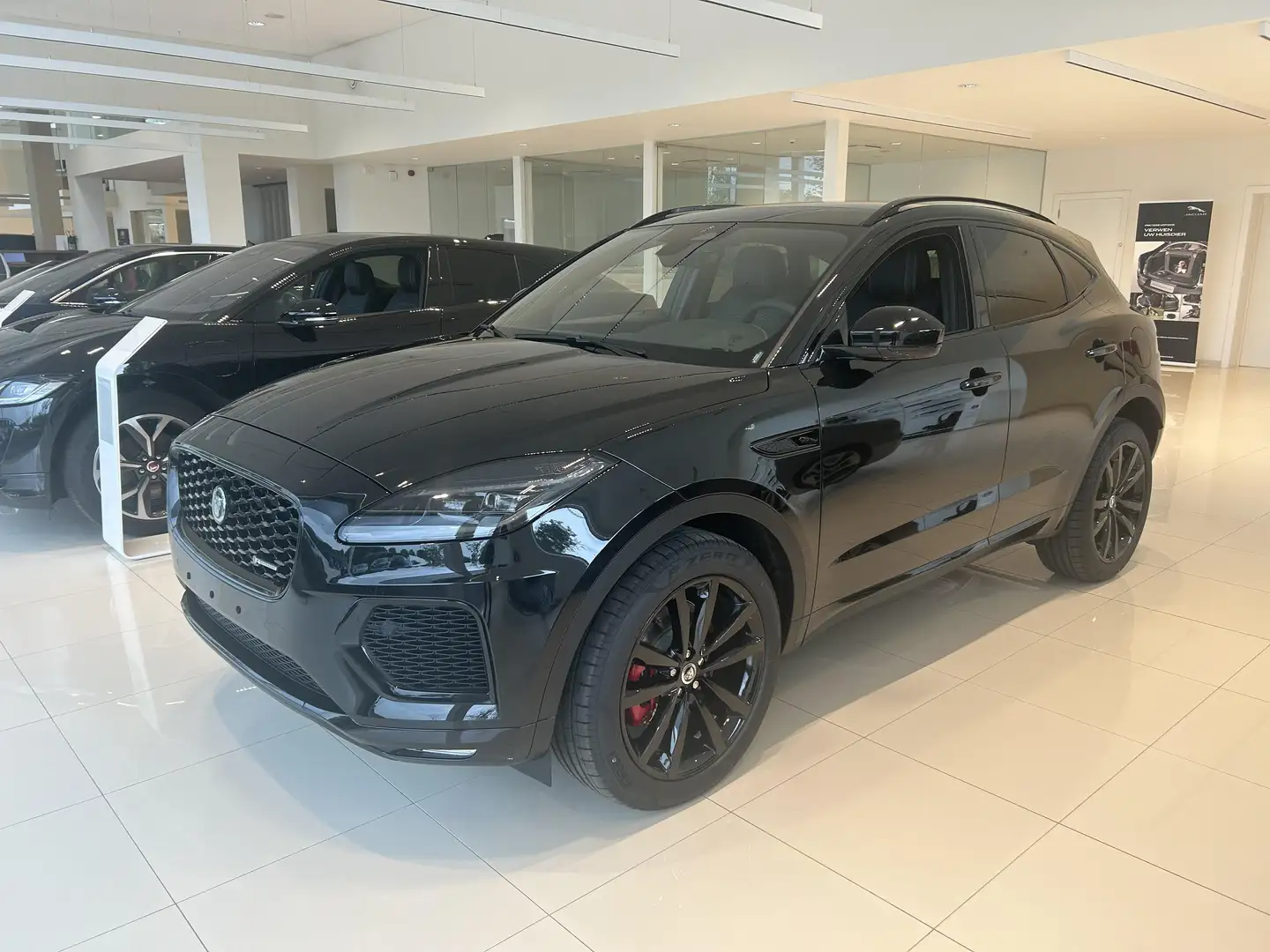 Jaguar E-Pace P300e R-Dynamic SE Zwart - 1