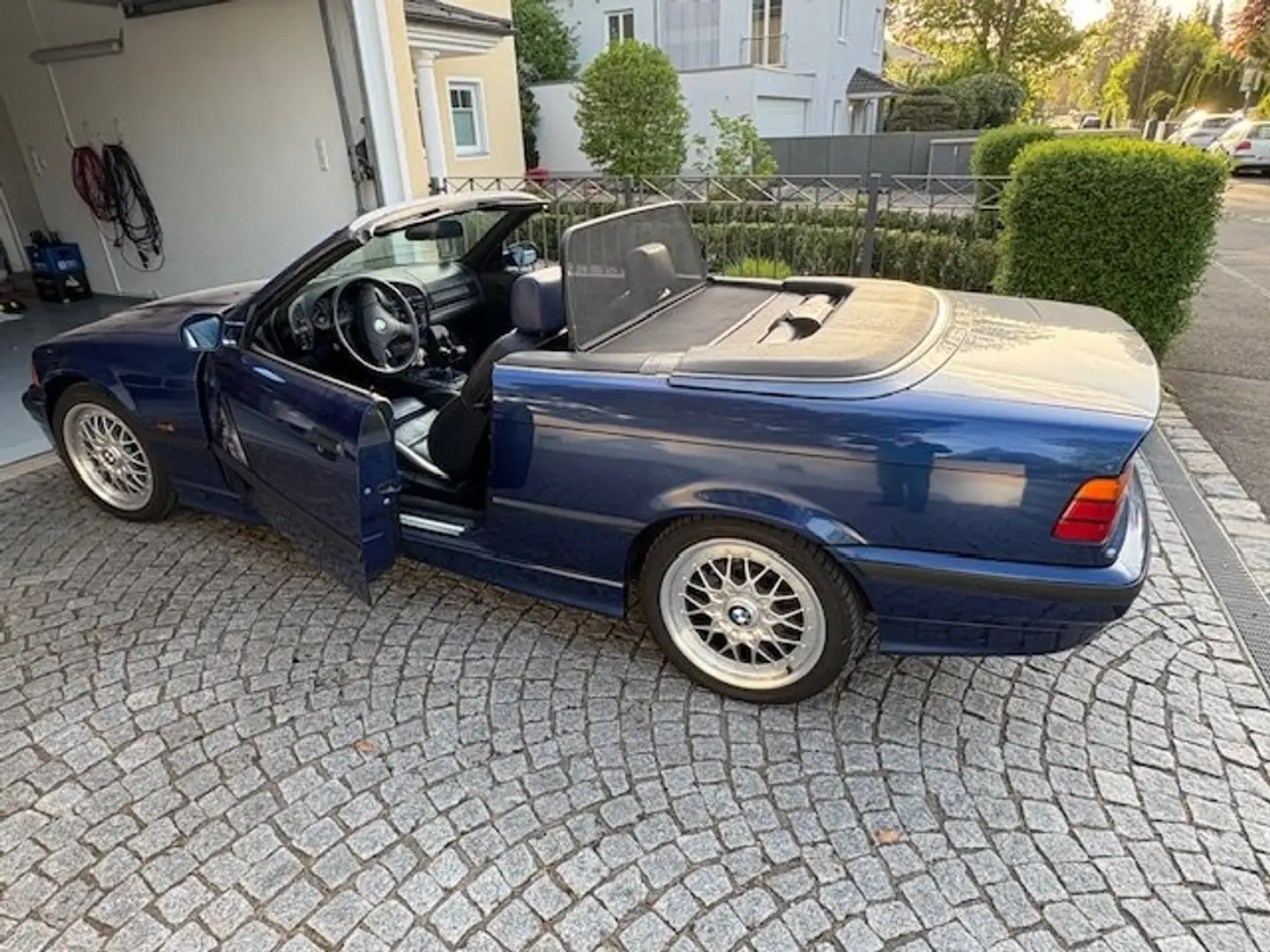 BMW 318 3er 318i Bleu - 1