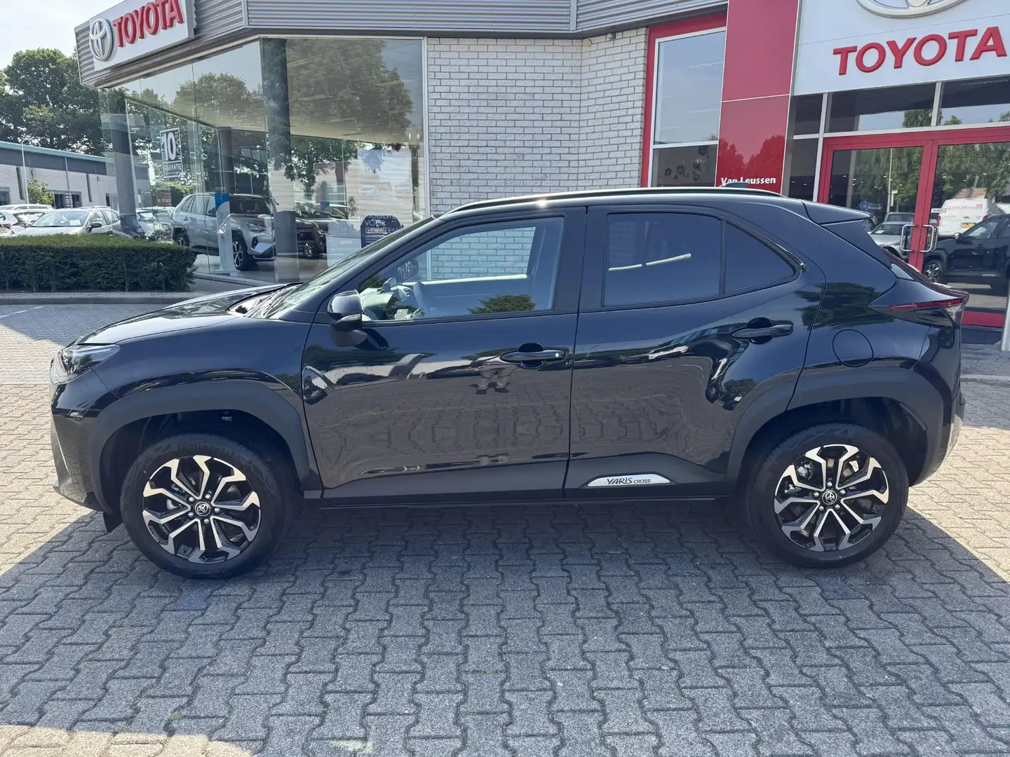 Toyota Yaris Cross HYBRID 115 DYNAMIC COMFORT PACK NIEUW EN DIRECT LE Zwart - 2