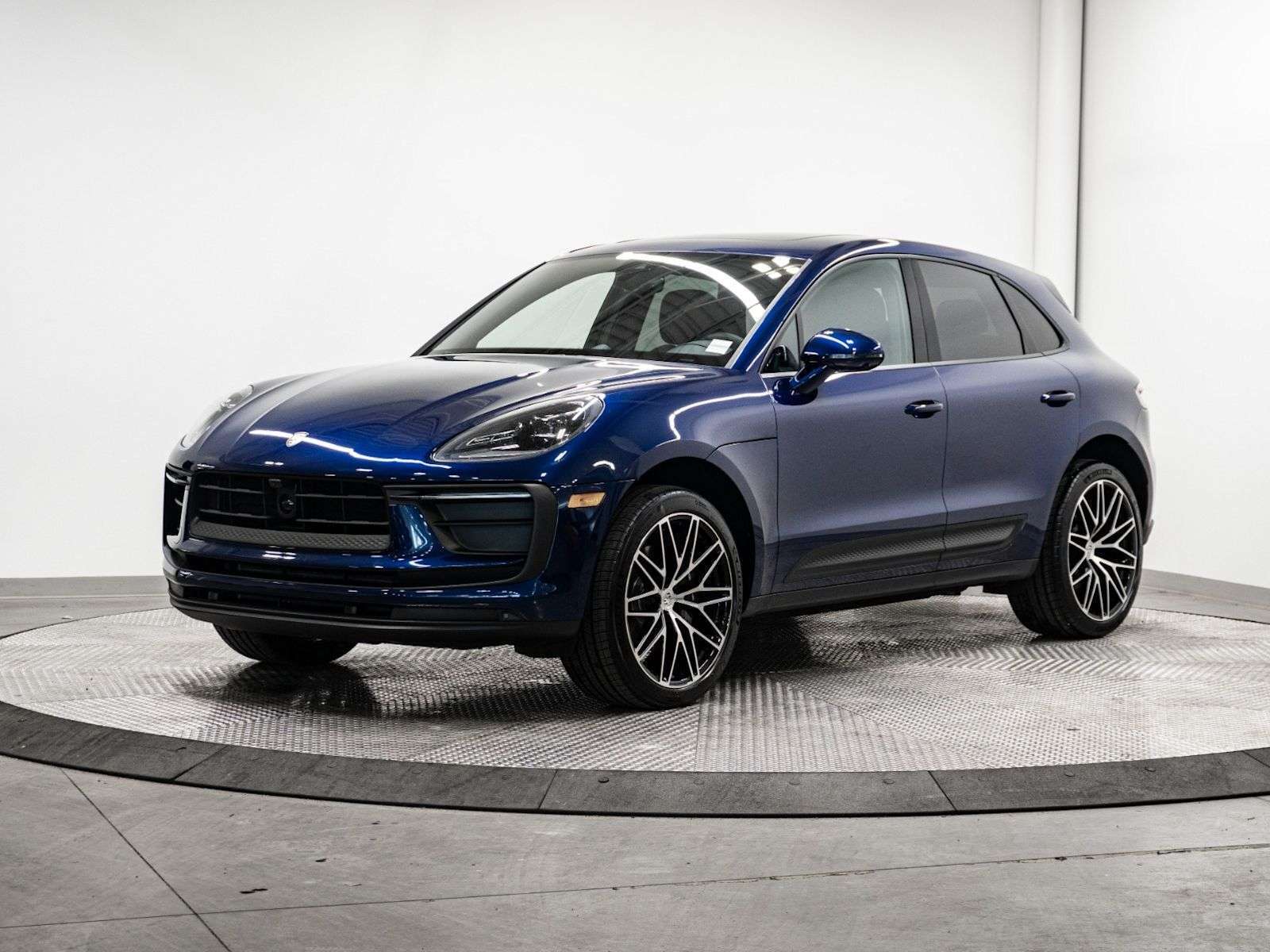 2025 Porsche Macan Service Loaner | PASM | 21 Spyder Design Wheels |