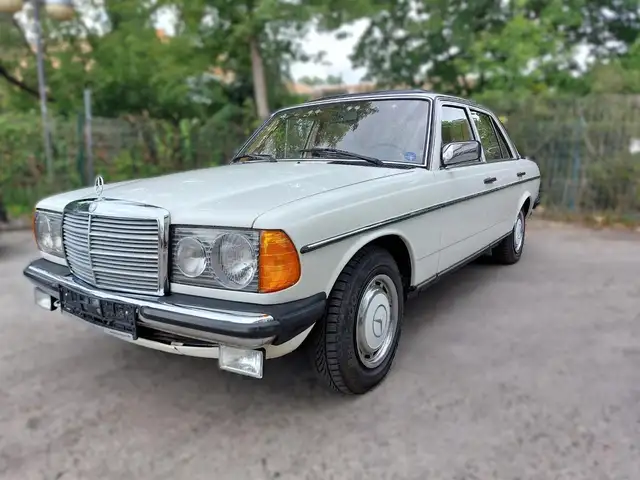 Mercedes-Benz 230