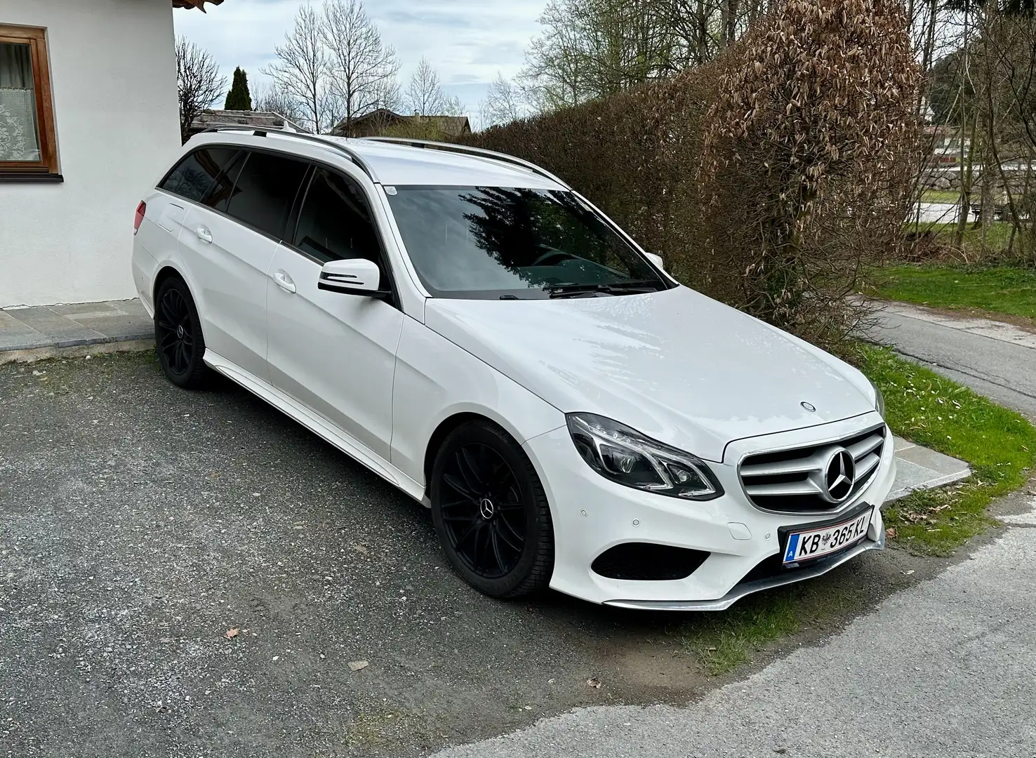 Mercedes-Benz E 250 E 250 CDI T 4MATIC Avantgarde AMG-Line 7G Navi LED Weiß - 1