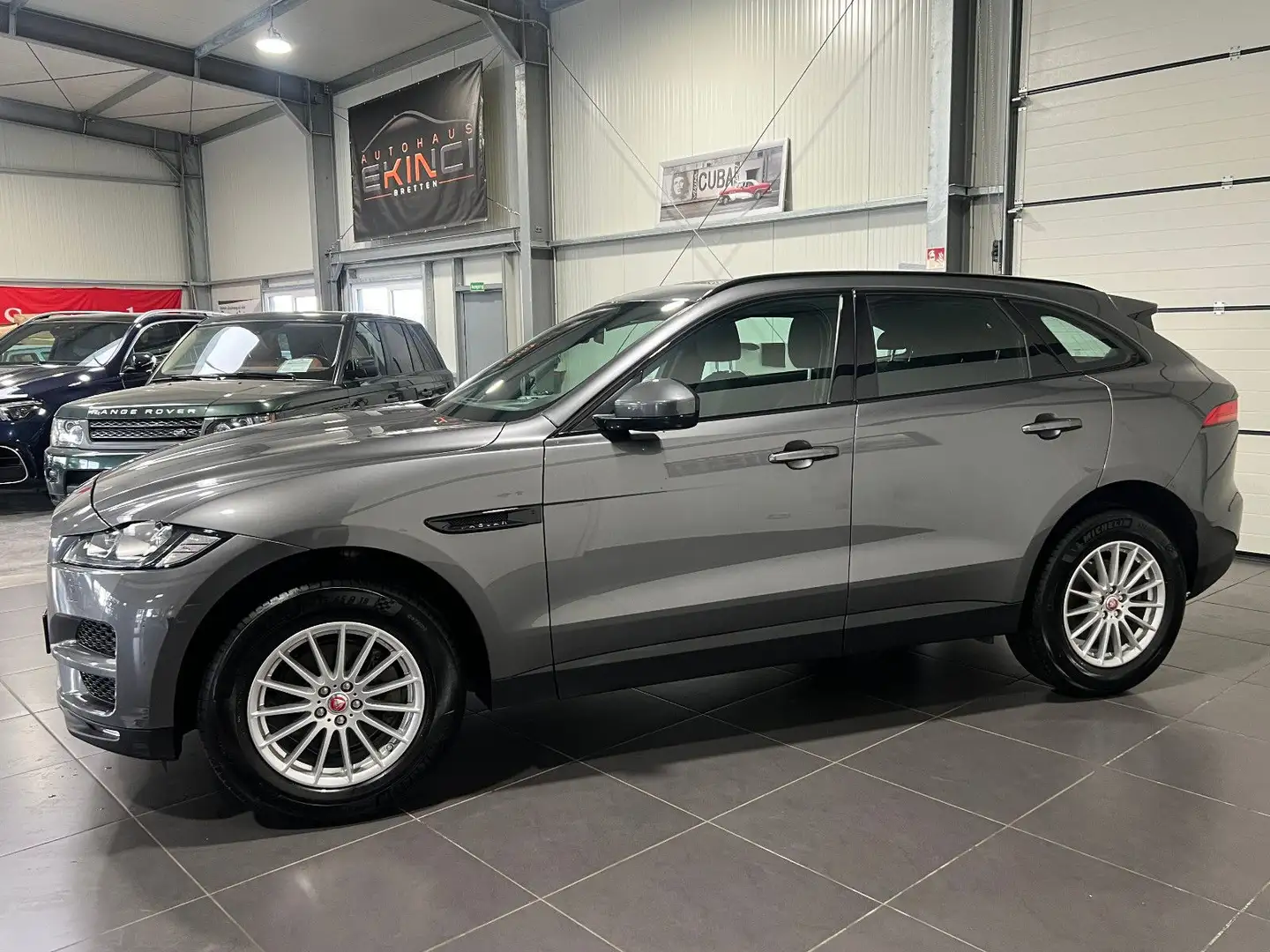 Jaguar F-Pace 2.0 D **Navi*Pano*Kamera*Xenon** Gris - 2