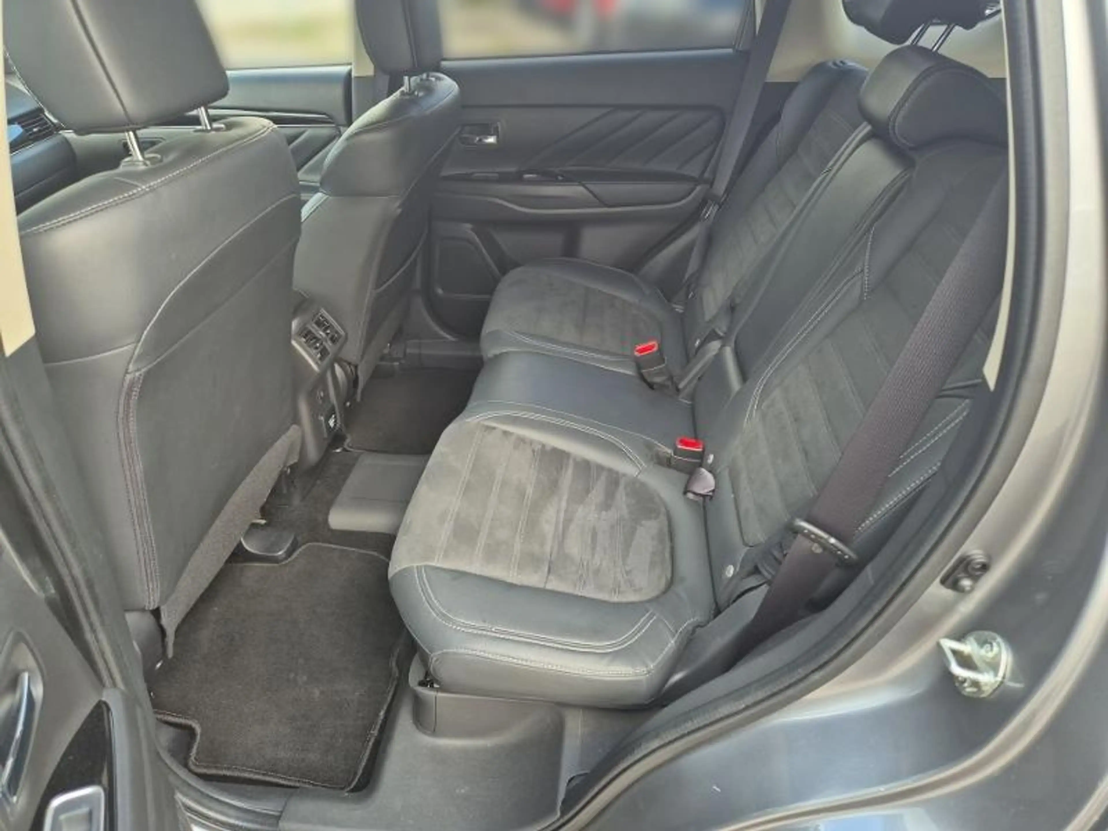 Mitsubishi Outlander PHEV BASIS Spirit 2.4 4WD Kamera AC — photo 10