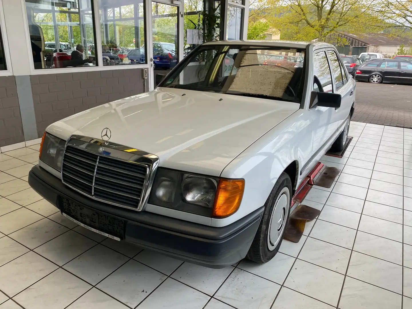 Mercedes-Benz E 200 E-200 W124 Oldtimer,  Allgemein Gute Zustand White - 2