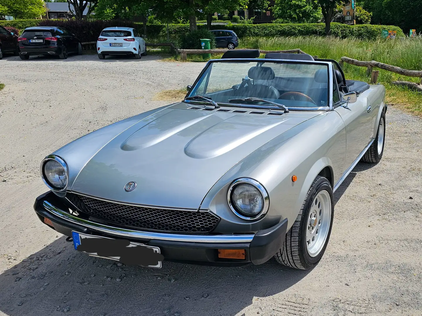 Fiat 124 Spider Pininfarina Срібний - 1