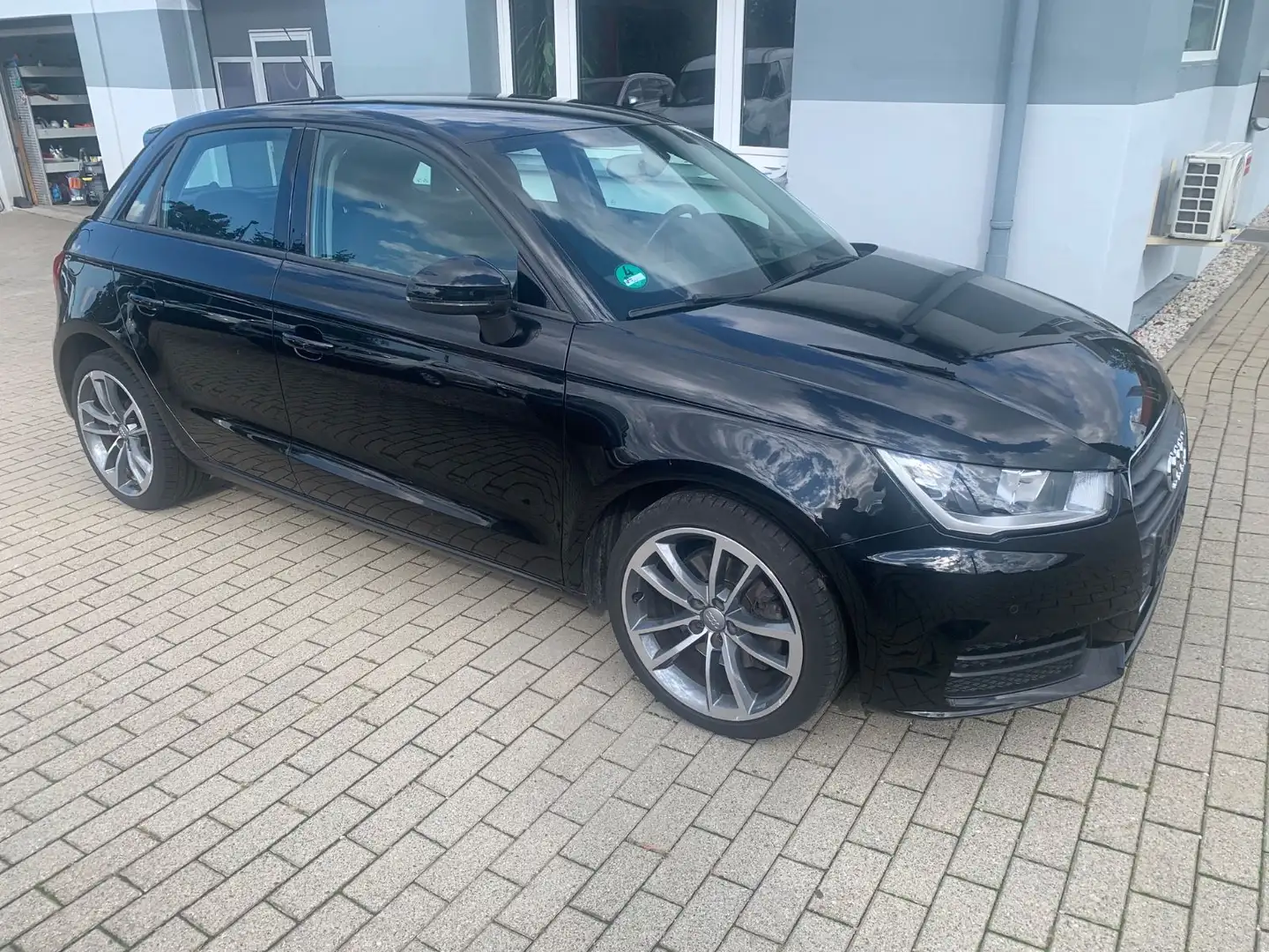 Audi A1 Sportback basis 1,4 TFSI Aut. Shzg PDC 97TKM Schwarz - 1