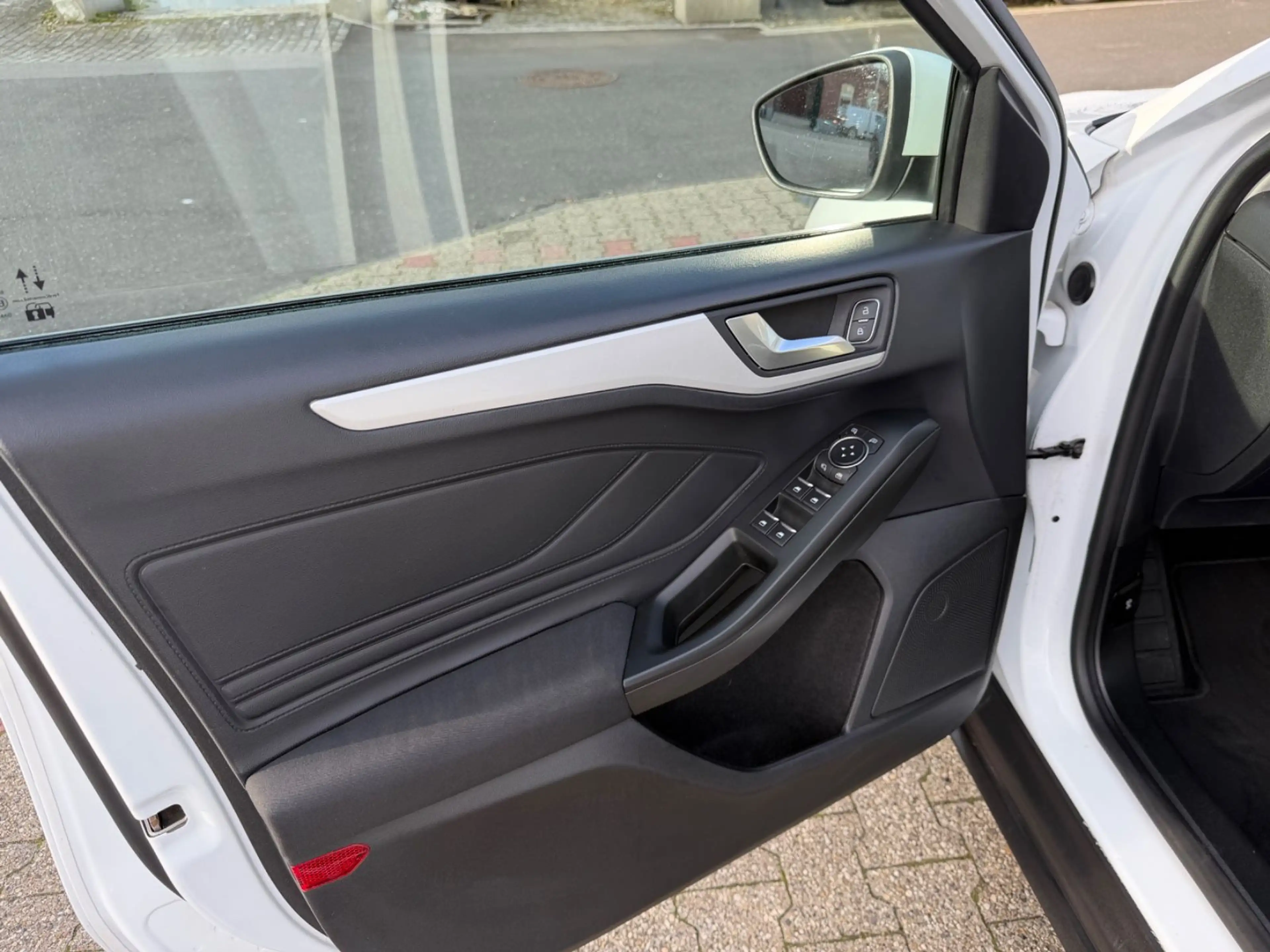 Ford Focus Cool & Connect AUTOMATIK NAVI LED PDC — photo 9