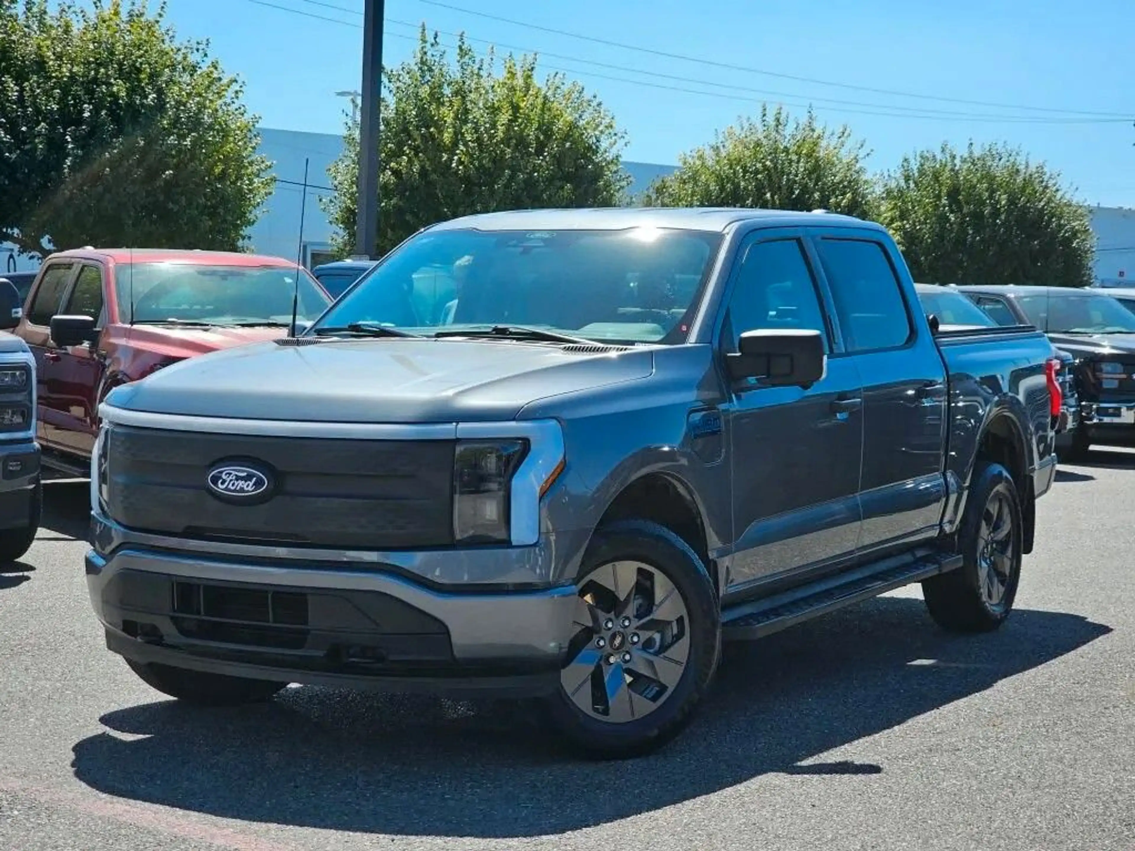 Ford F 150 Lightning XLT 2024 graumet im Vorlauf +11 — photo 6