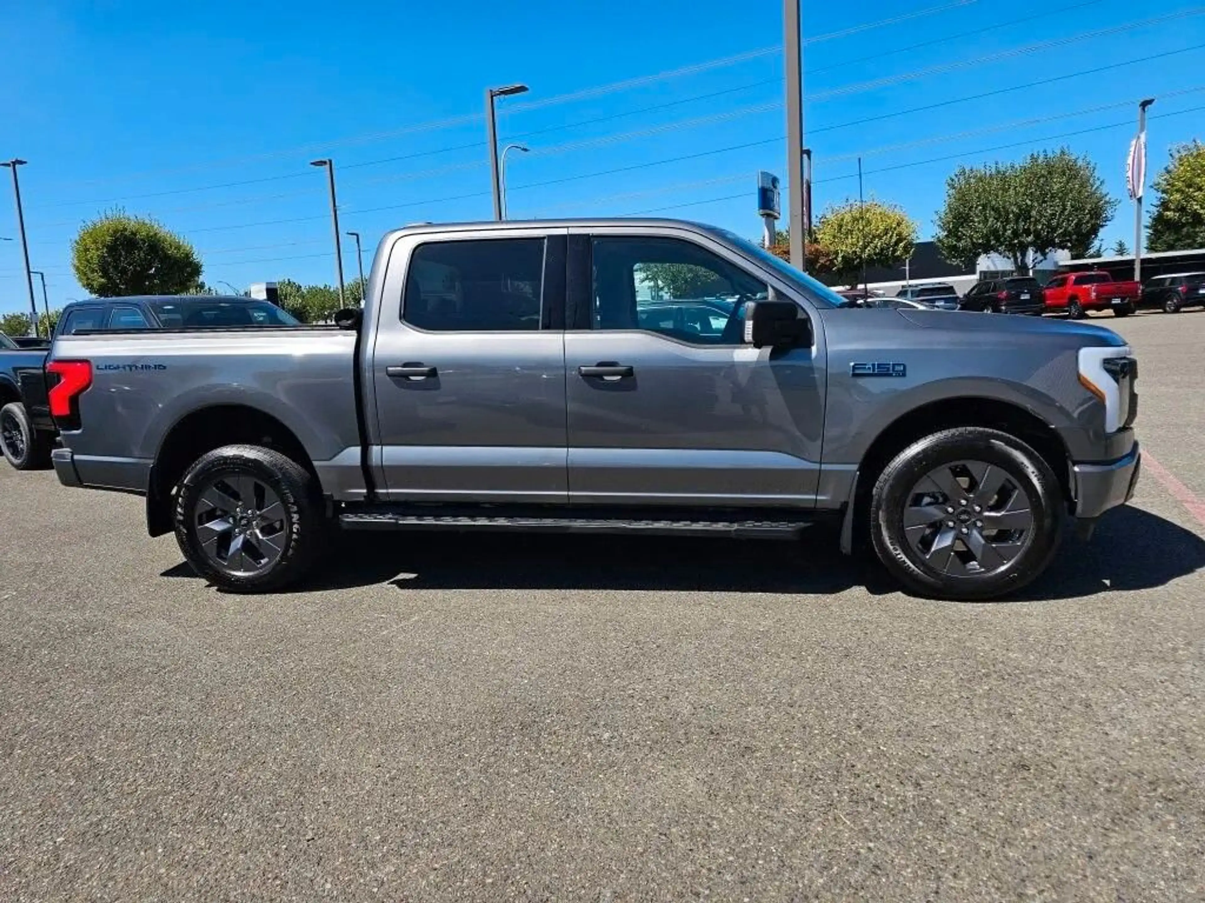 Ford F 150 Lightning XLT 2024 graumet im Vorlauf +11 — photo 3