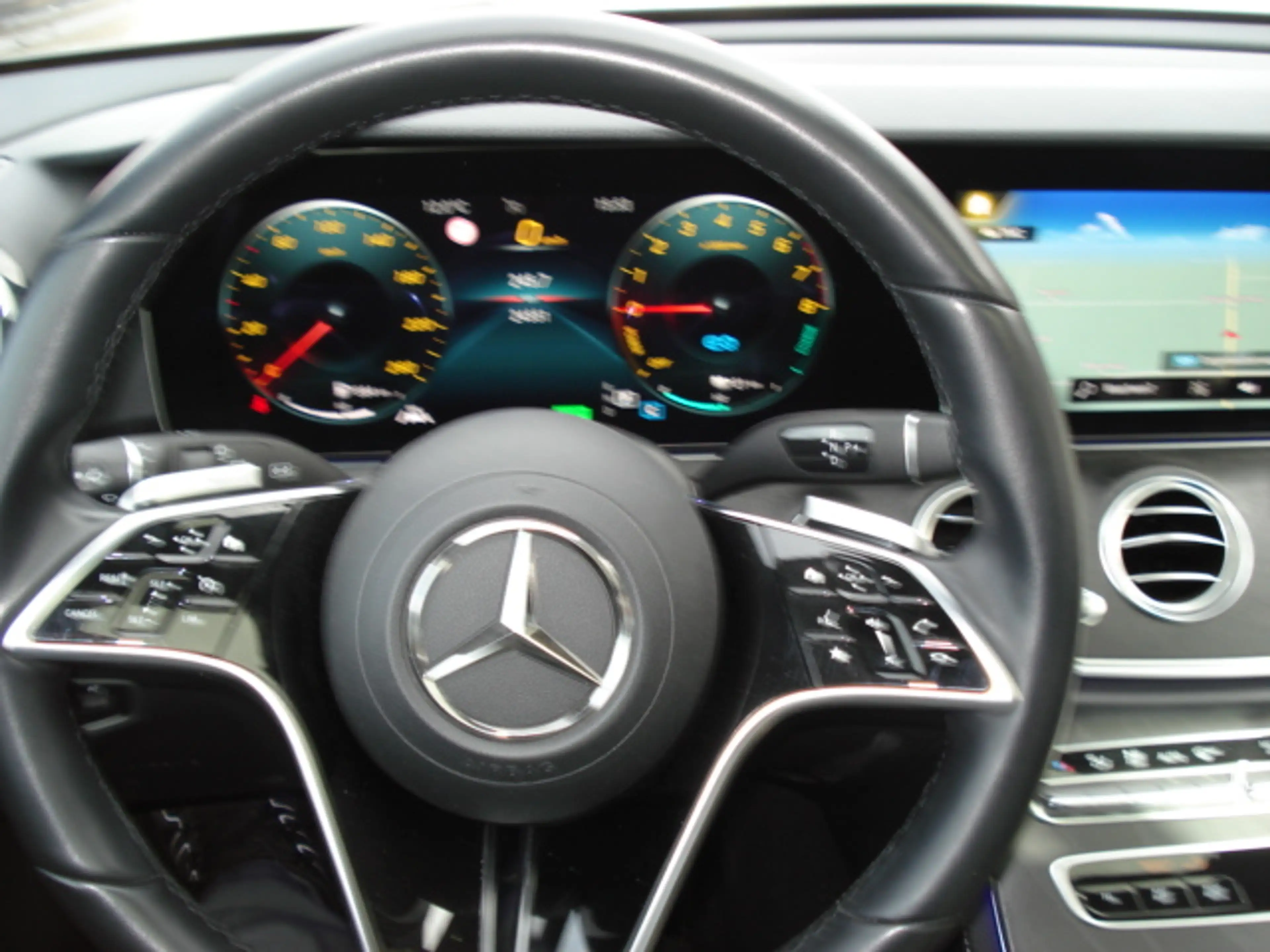 Mercedes-Benz E 300 E 300 e PHEV AMG Line trekh schuifdak — photo 15