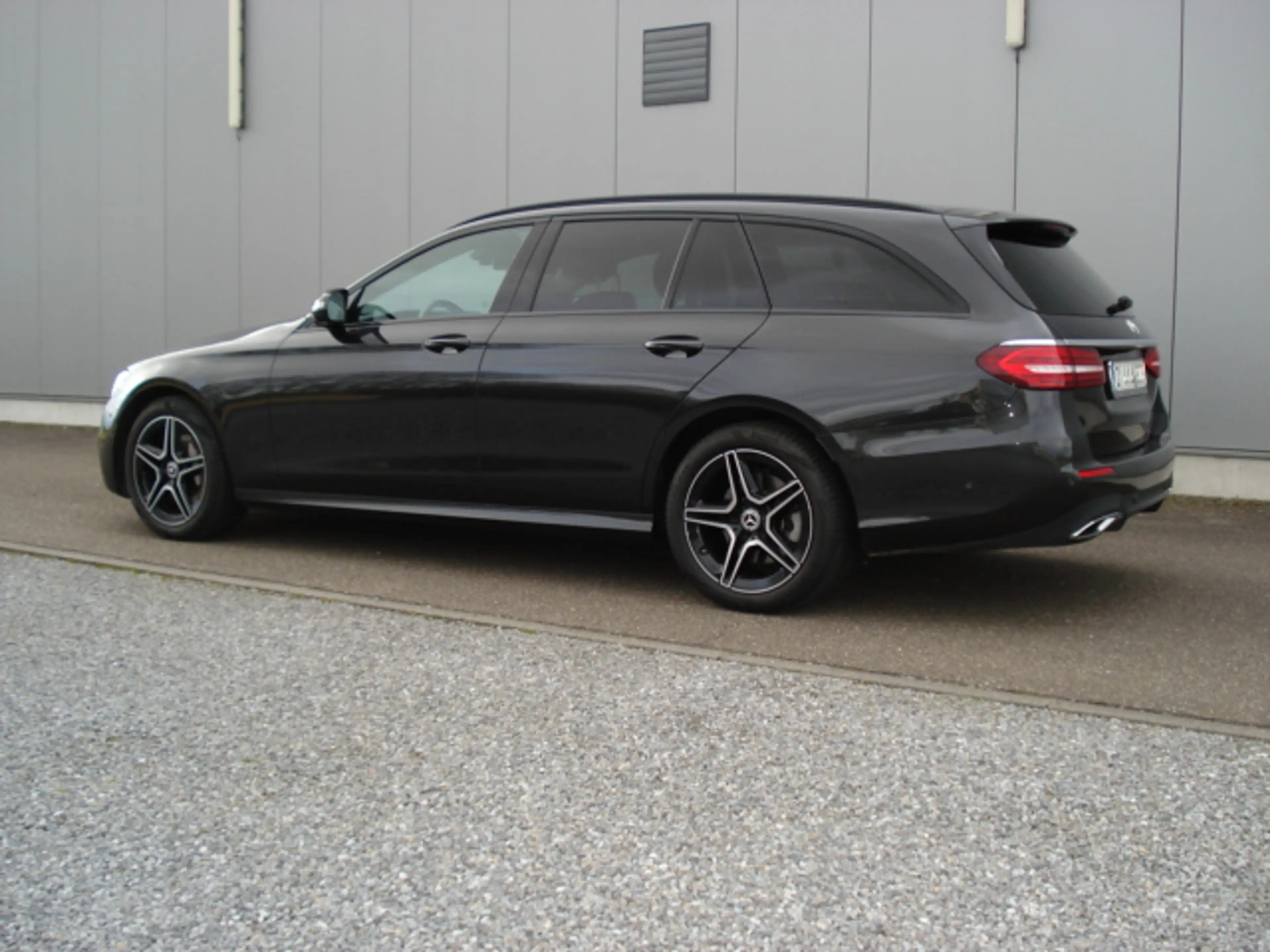 Mercedes-Benz E 300 E 300 e PHEV AMG Line trekh schuifdak — photo 5