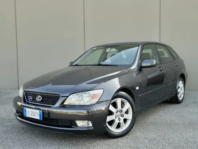 Lexus IS 200