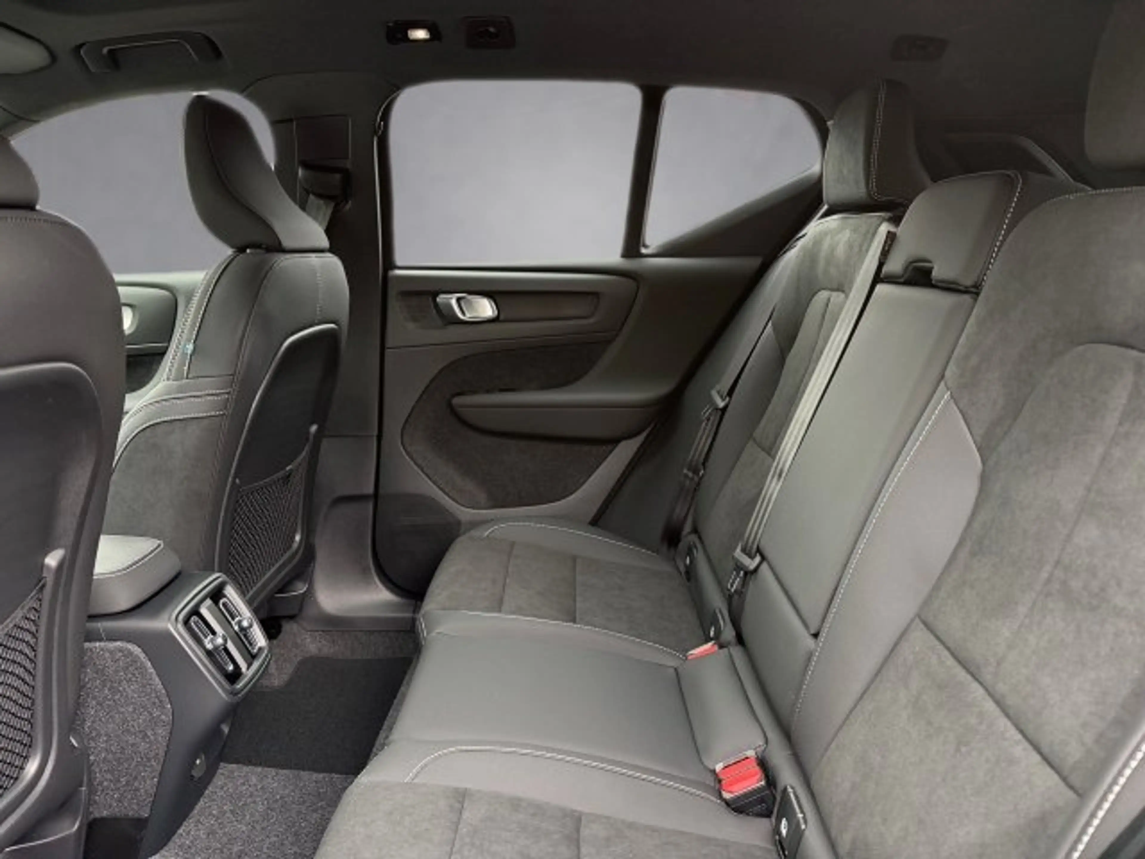 Volvo XC40 Black Edition Ultra, B3 Mild Hybrid, Benzin — photo 12
