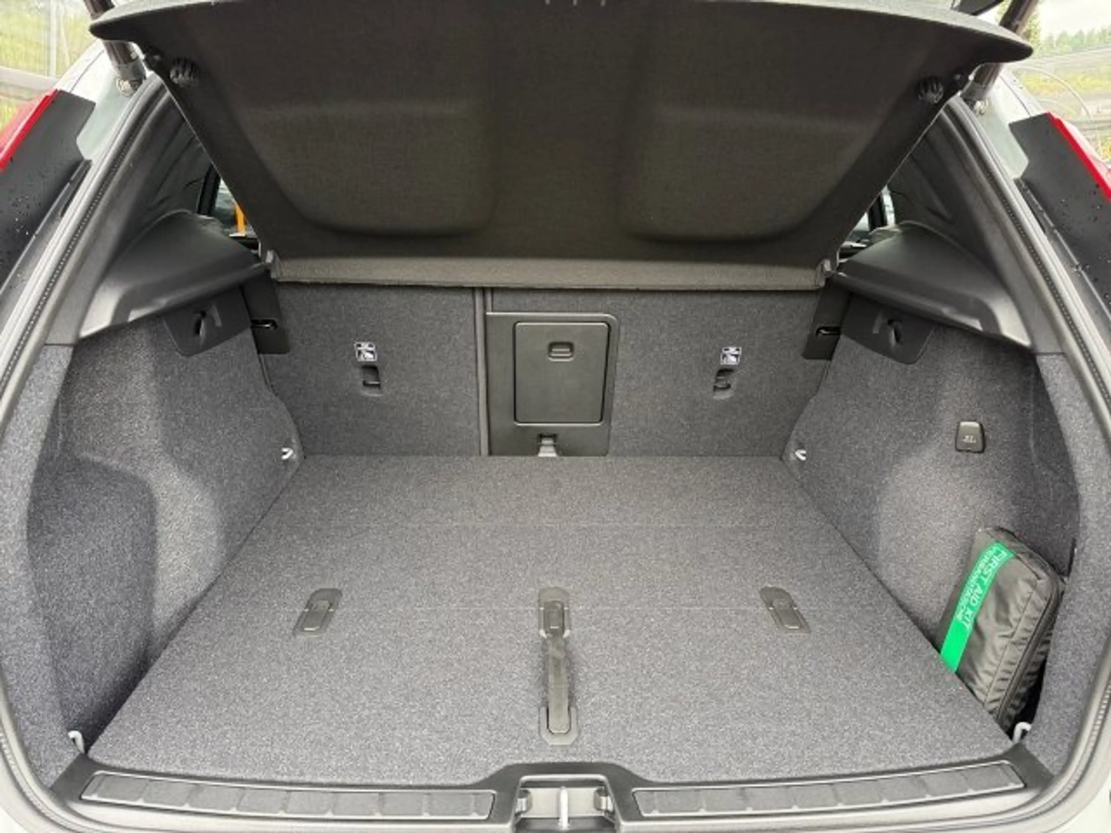 Volvo XC40 Black Edition Ultra, B3 Mild Hybrid, Benzin — photo 13