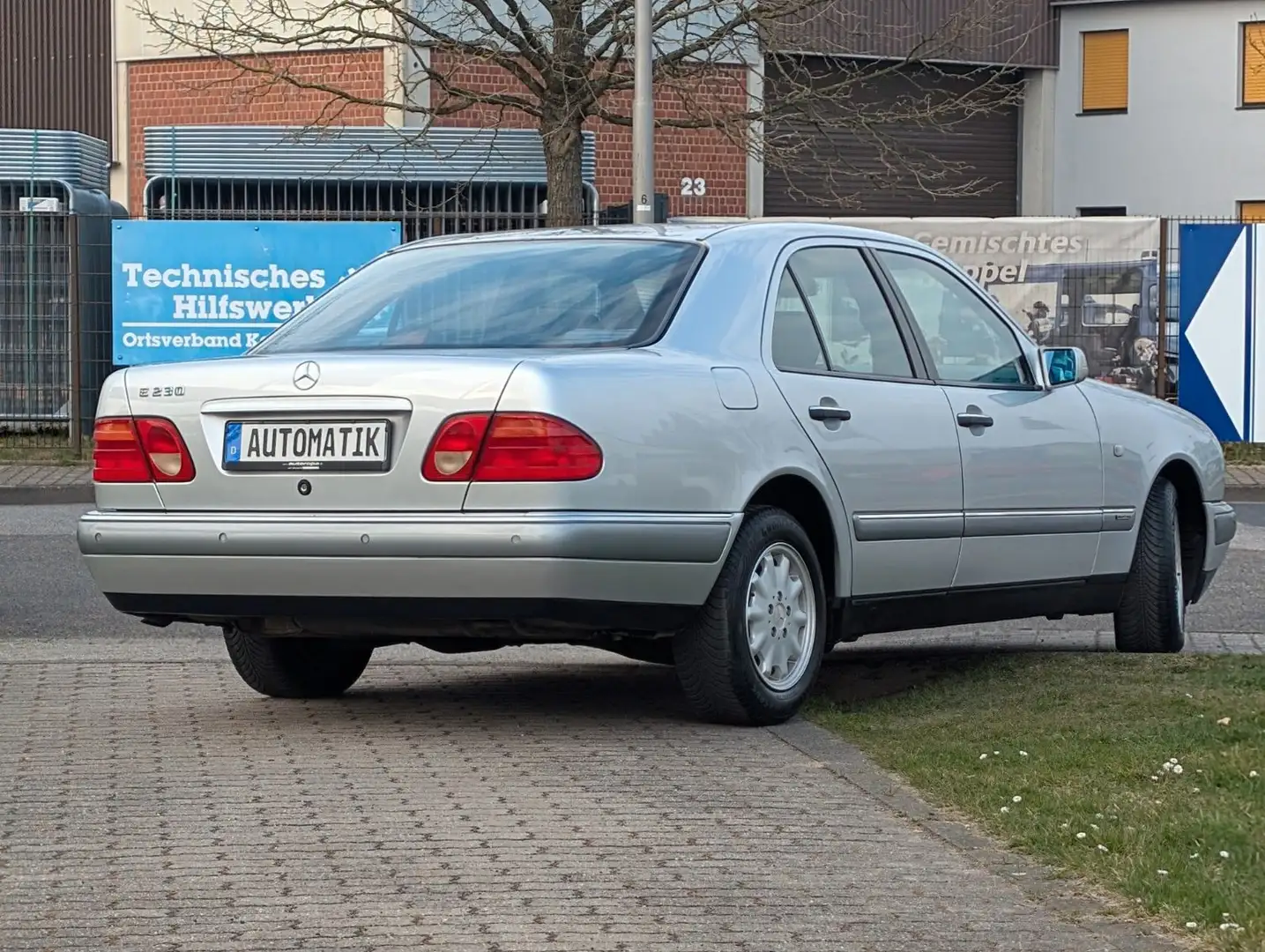 Mercedes-Benz E 230 Elegance*AUTOMATIK*PDC*TEMPOMAT*KLIMA !! Grau - 2