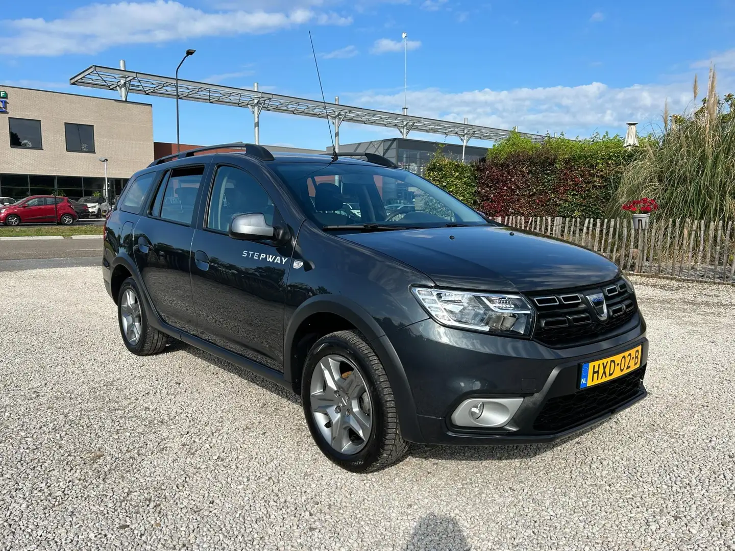 Dacia Logan Stepway Airco, Navi, Trekhaak Grijs - 2