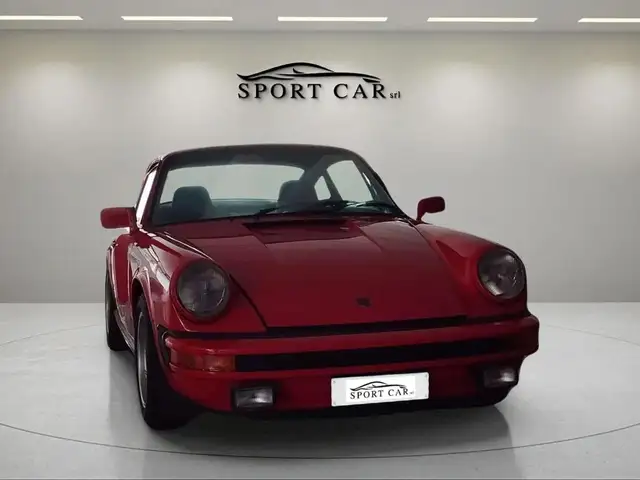 Porsche 911 view 8