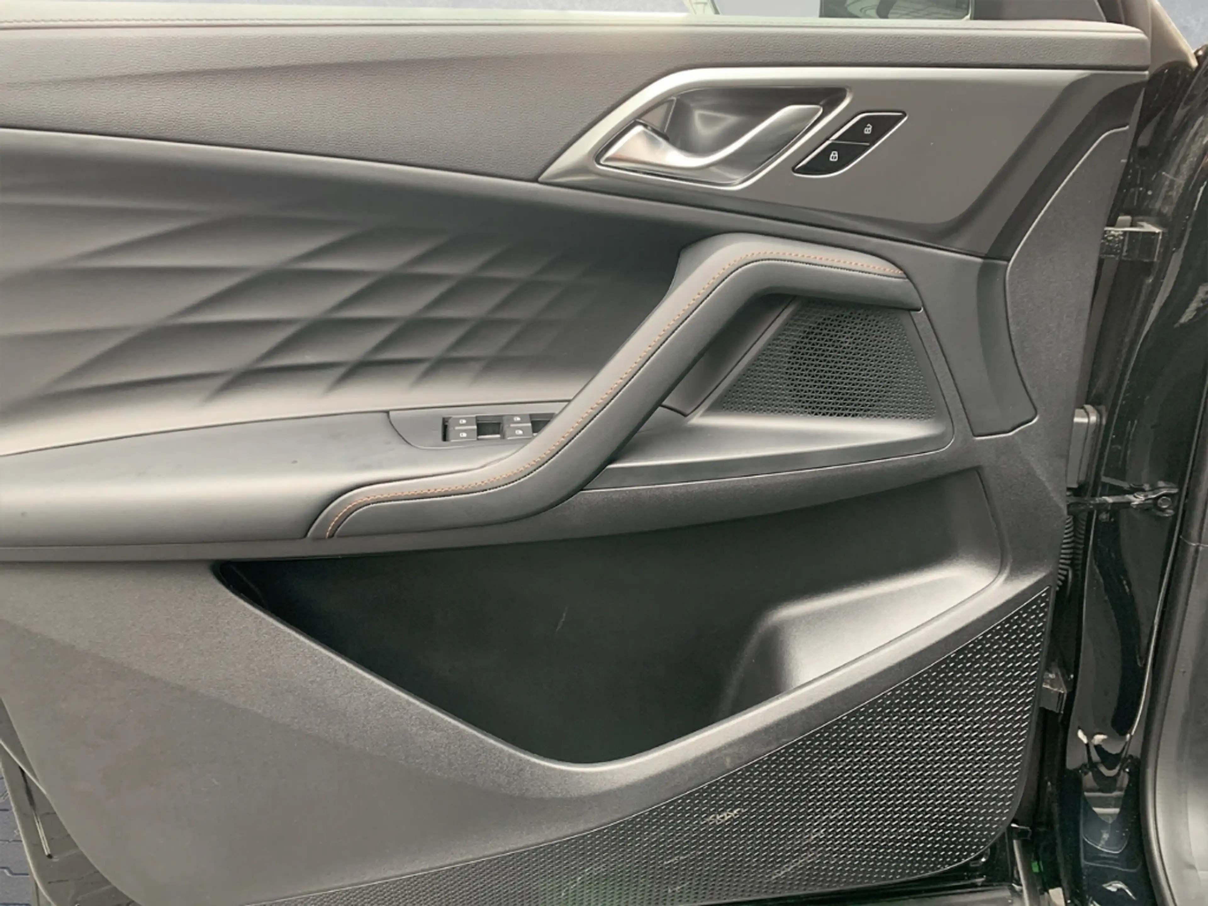 MG EHS Luxury Hybrid MY24 200 kW 360 Kamera iSmart — photo 12