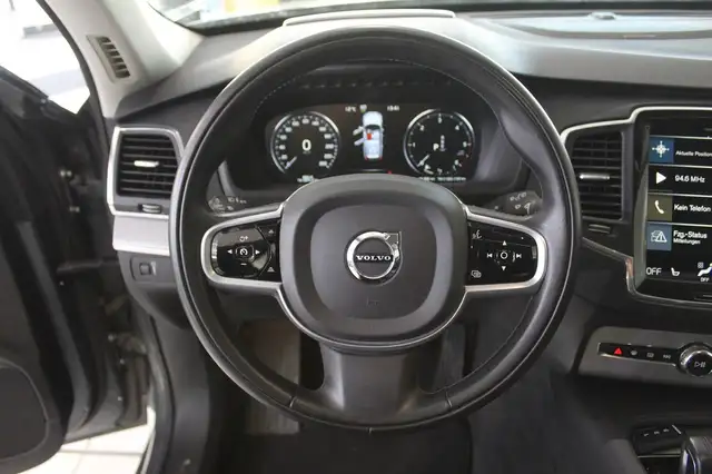 Volvo XC90 view 10