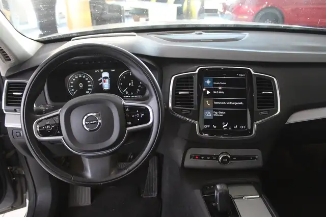Volvo XC90 view 8