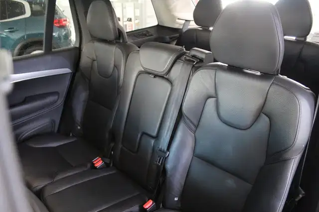 Volvo XC90 view 6