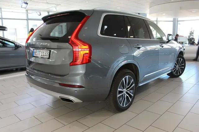 Volvo XC90 view 3