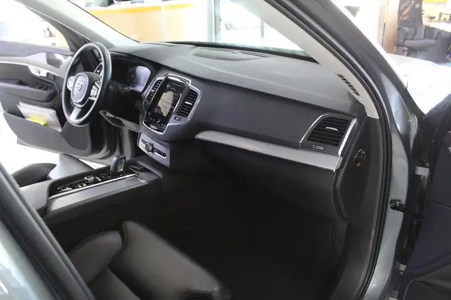 Volvo XC90 view 9