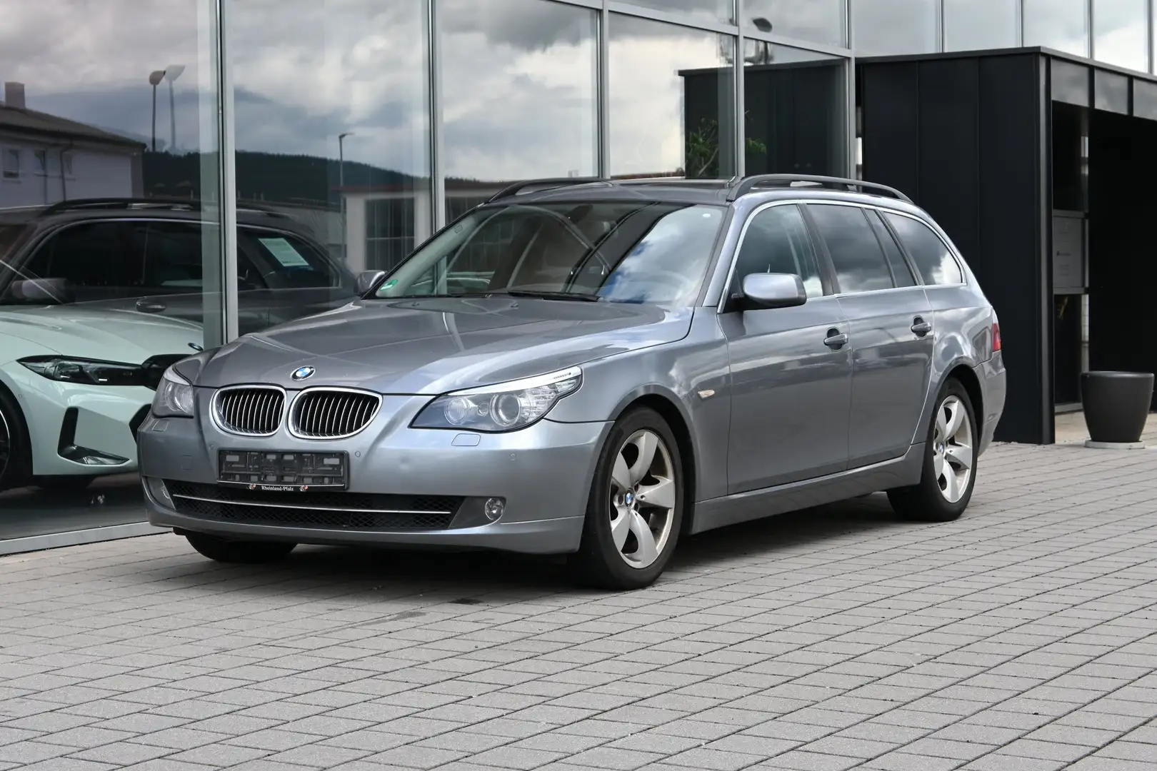 BMW 530 d Touring *AHK*AKTIVLENK.*DYNAMIC-DR.*KOMFORTSITZE Grey - 1