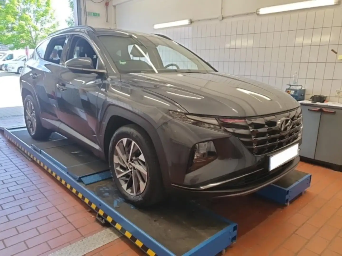 Hyundai TUCSON 1.6 Mild-Hybrid 2WD Automatik Grau - 1