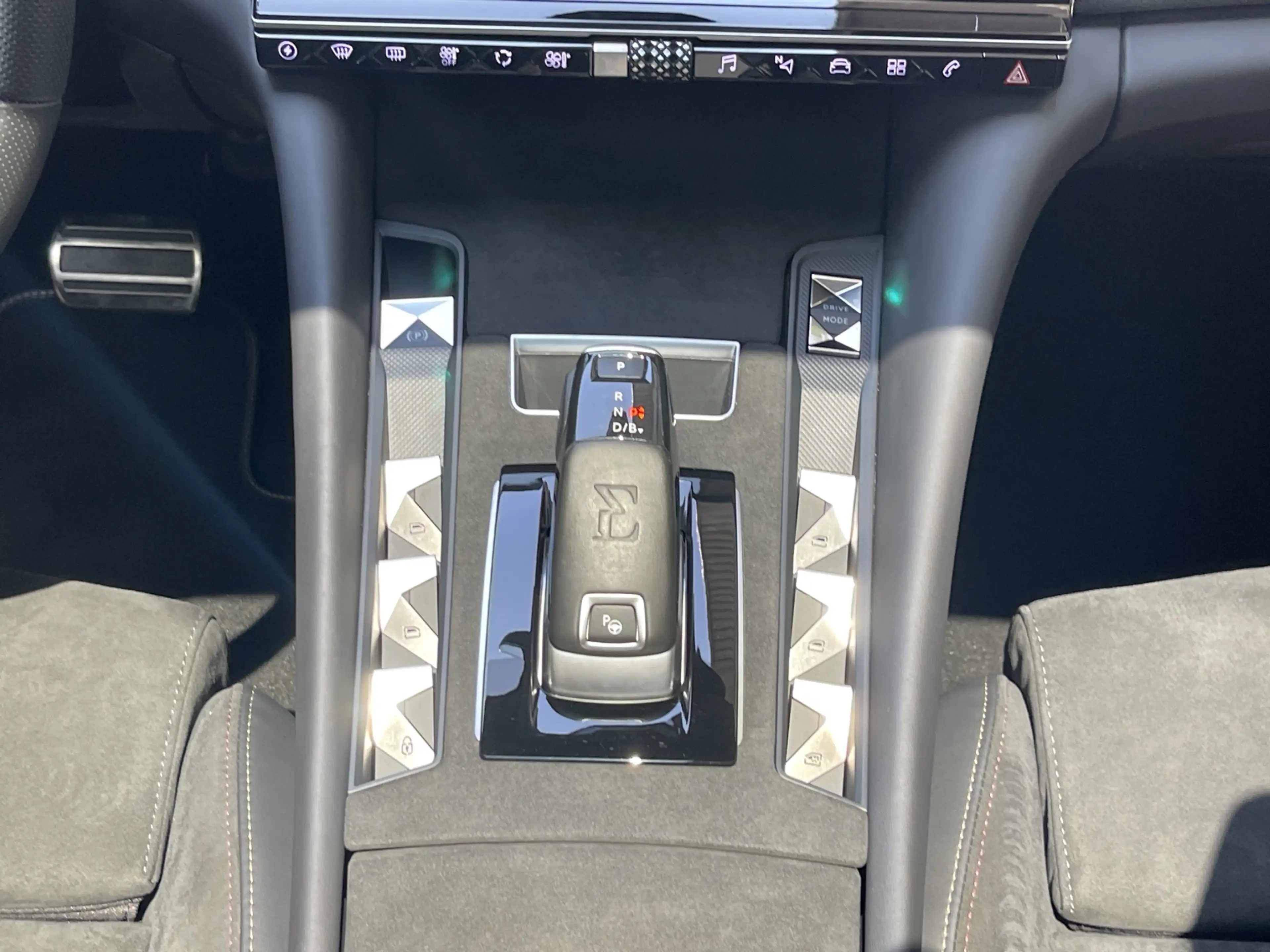 DS Automobiles DS 9 225 E-Tense W Performance Line + Navigation — photo 19