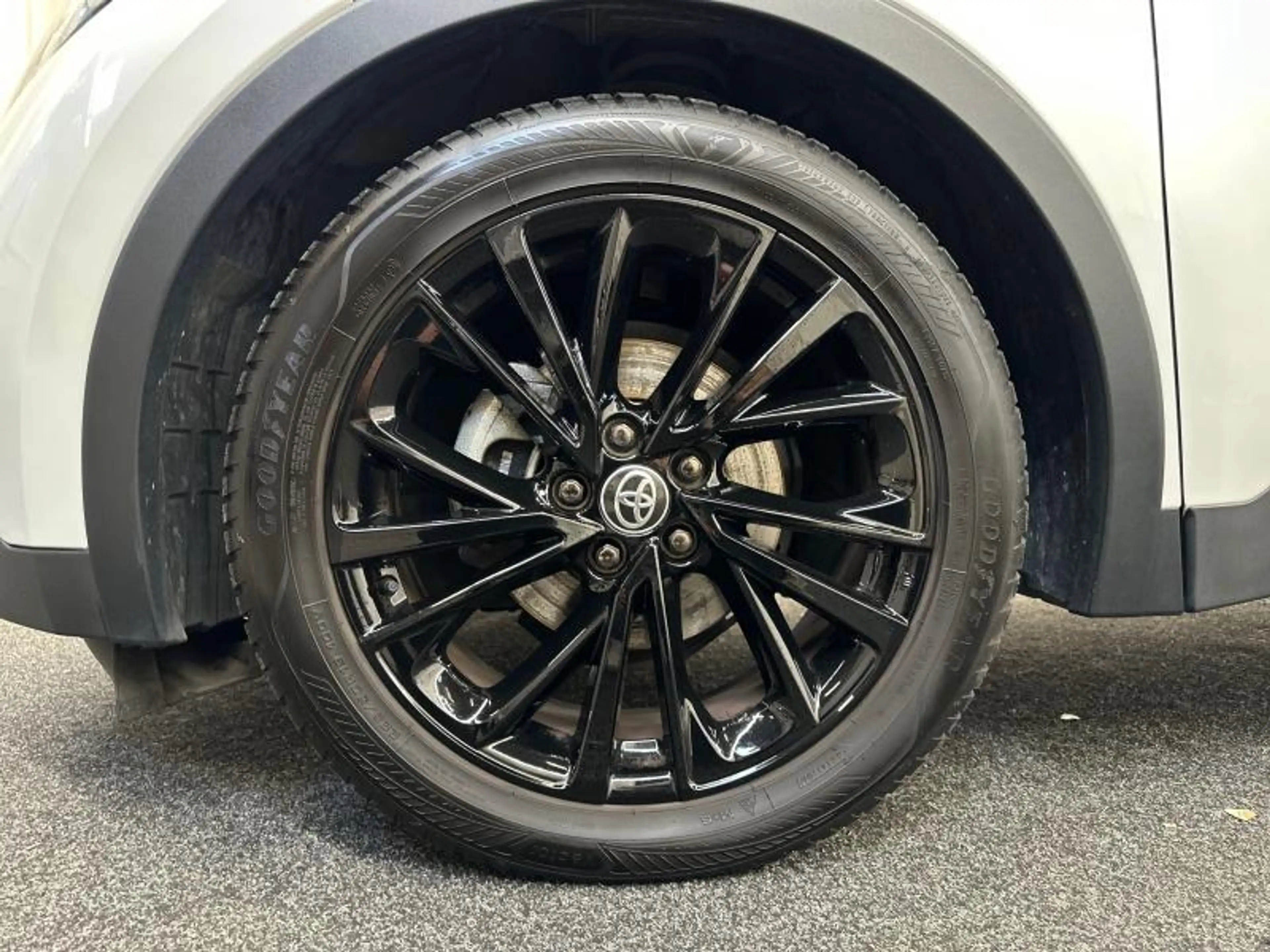 Toyota C-HR 197hp HEV GR Sport BiTone | carplay | camera — photo 13