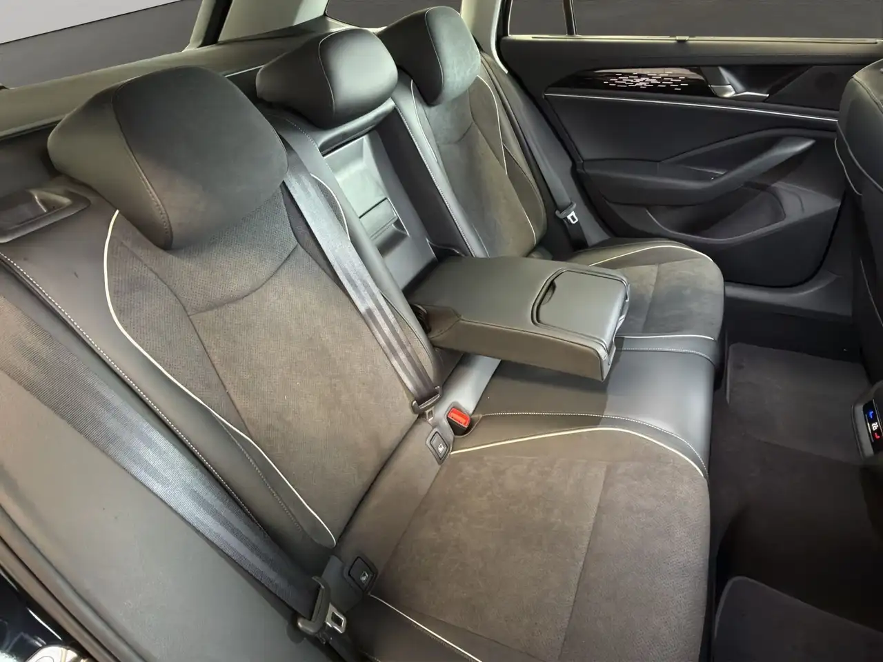 Volkswagen Passat Variant Elegance 2.0 TDI DSG LED+HUD+AHK 15