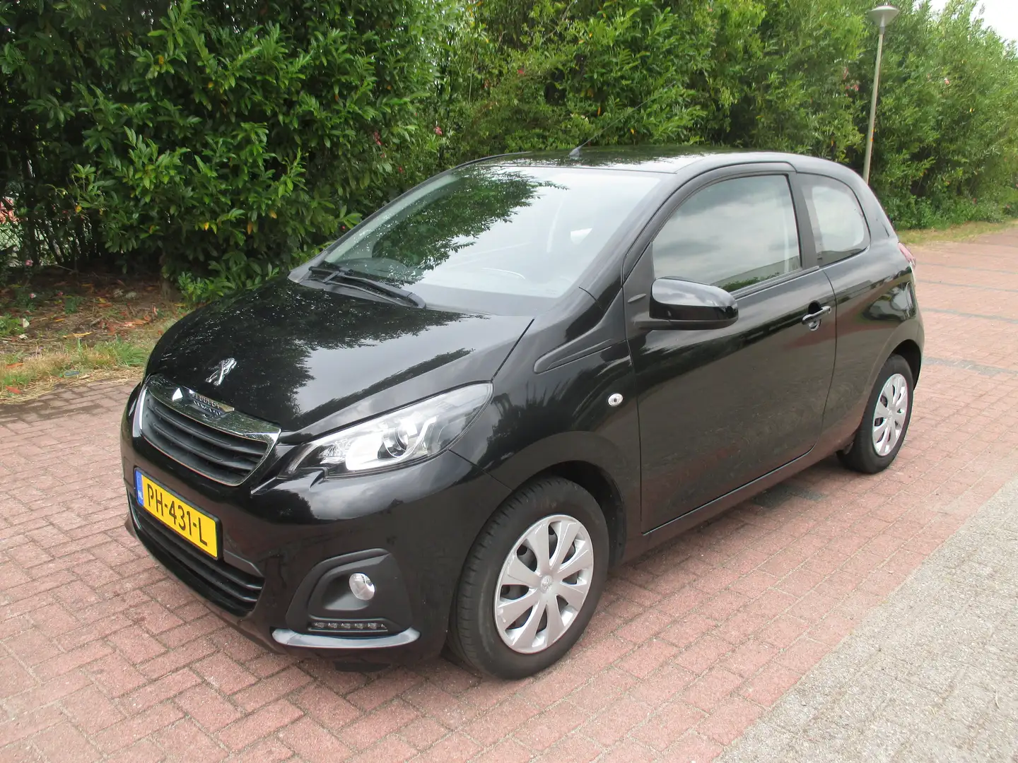 Peugeot 108 1.0 e-VTi Active APK t/m 16-07-2026 Zwart - 1