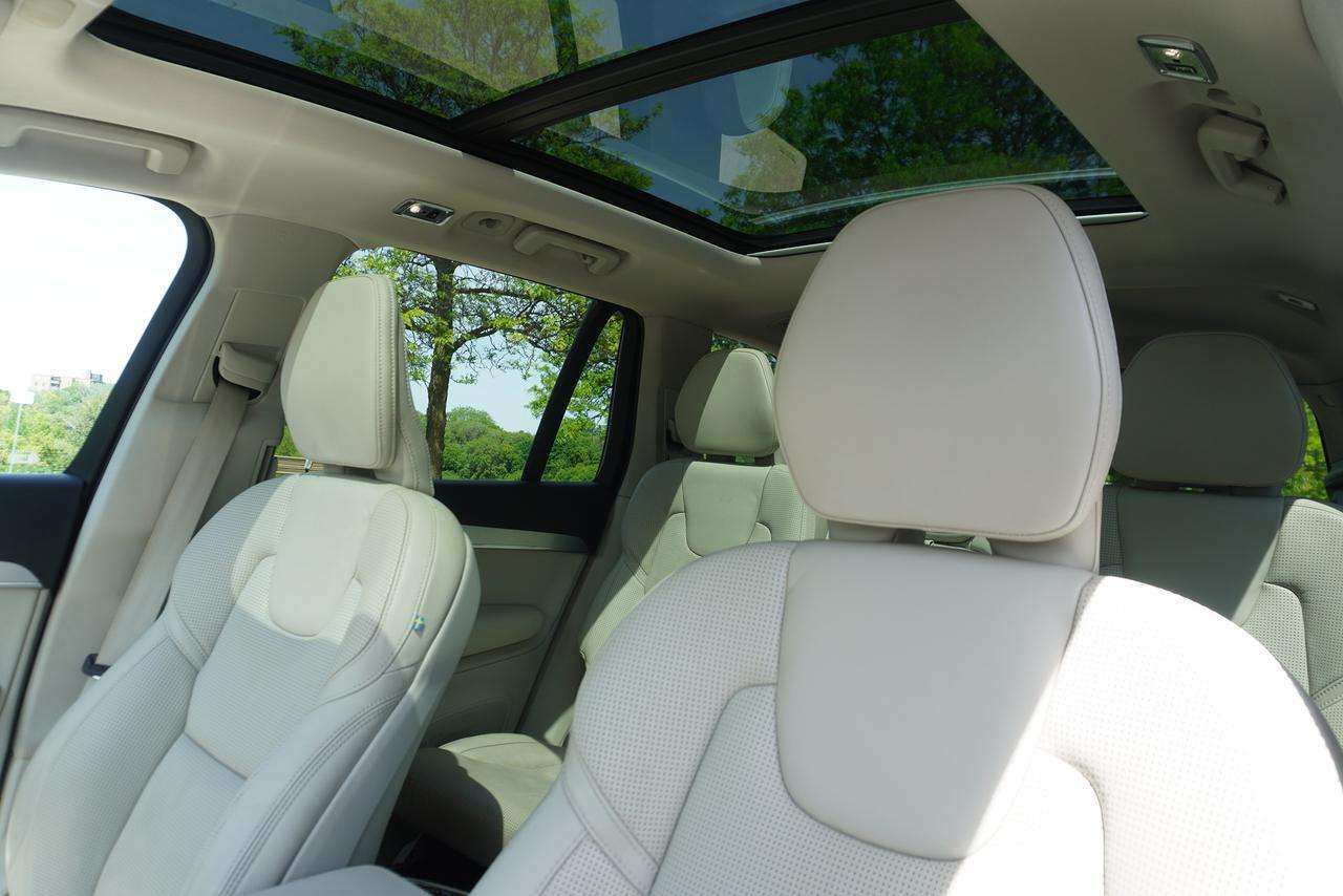 2019 Volvo XC90 1 OWNER / CLEAN CARFAX / ROOM FOR THE FAMILY! thumb 17
