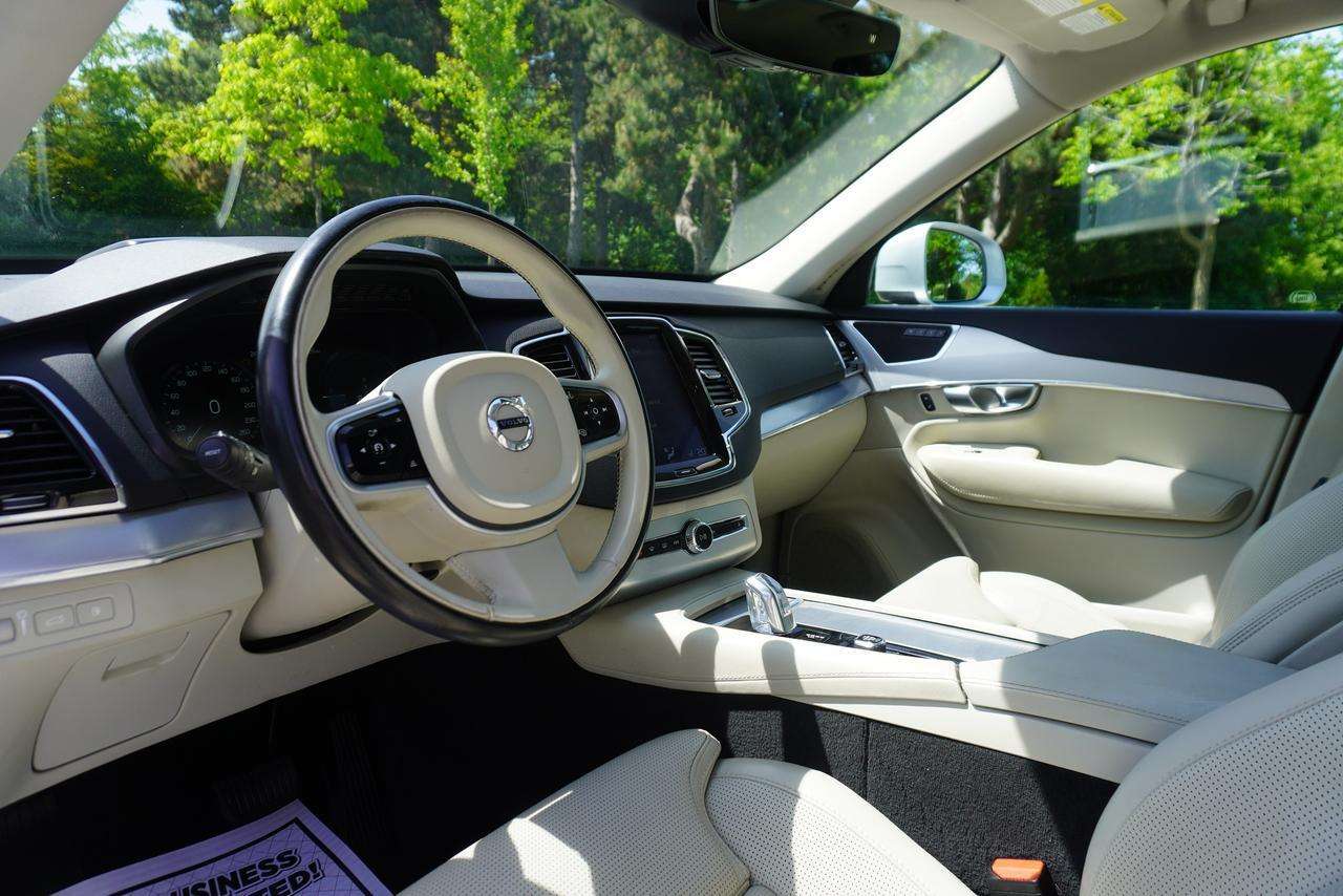 2019 Volvo XC90 1 OWNER / CLEAN CARFAX / ROOM FOR THE FAMILY! thumb 9