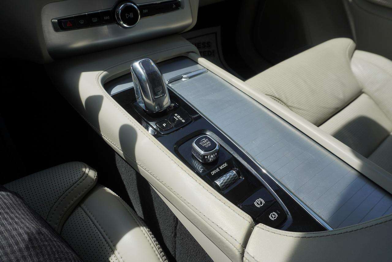2019 Volvo XC90 1 OWNER / CLEAN CARFAX / ROOM FOR THE FAMILY! thumb 13