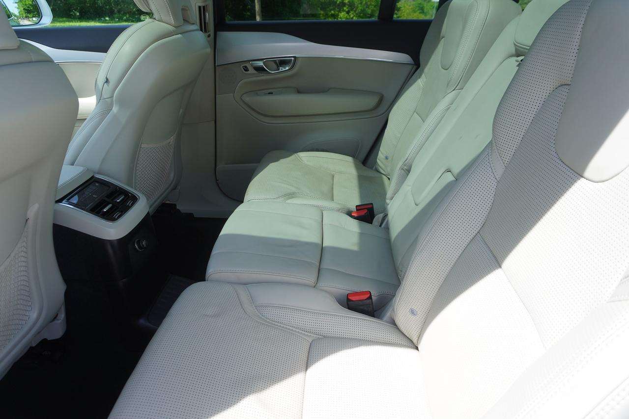 2019 Volvo XC90 1 OWNER / CLEAN CARFAX / ROOM FOR THE FAMILY! thumb 18