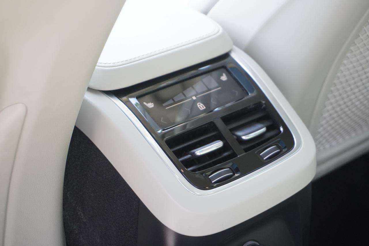 2019 Volvo XC90 1 OWNER / CLEAN CARFAX / ROOM FOR THE FAMILY! thumb 19