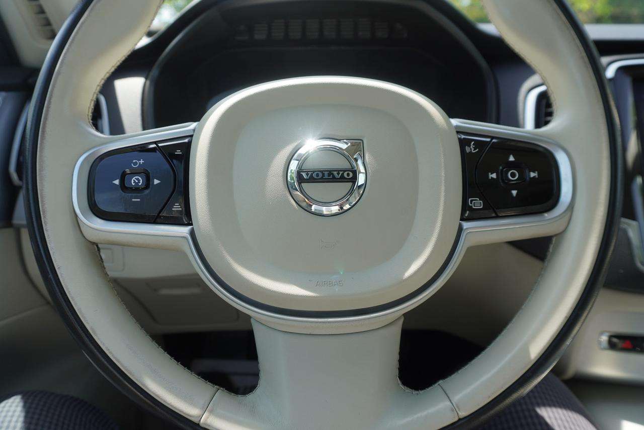 2019 Volvo XC90 1 OWNER / CLEAN CARFAX / ROOM FOR THE FAMILY! thumb 12