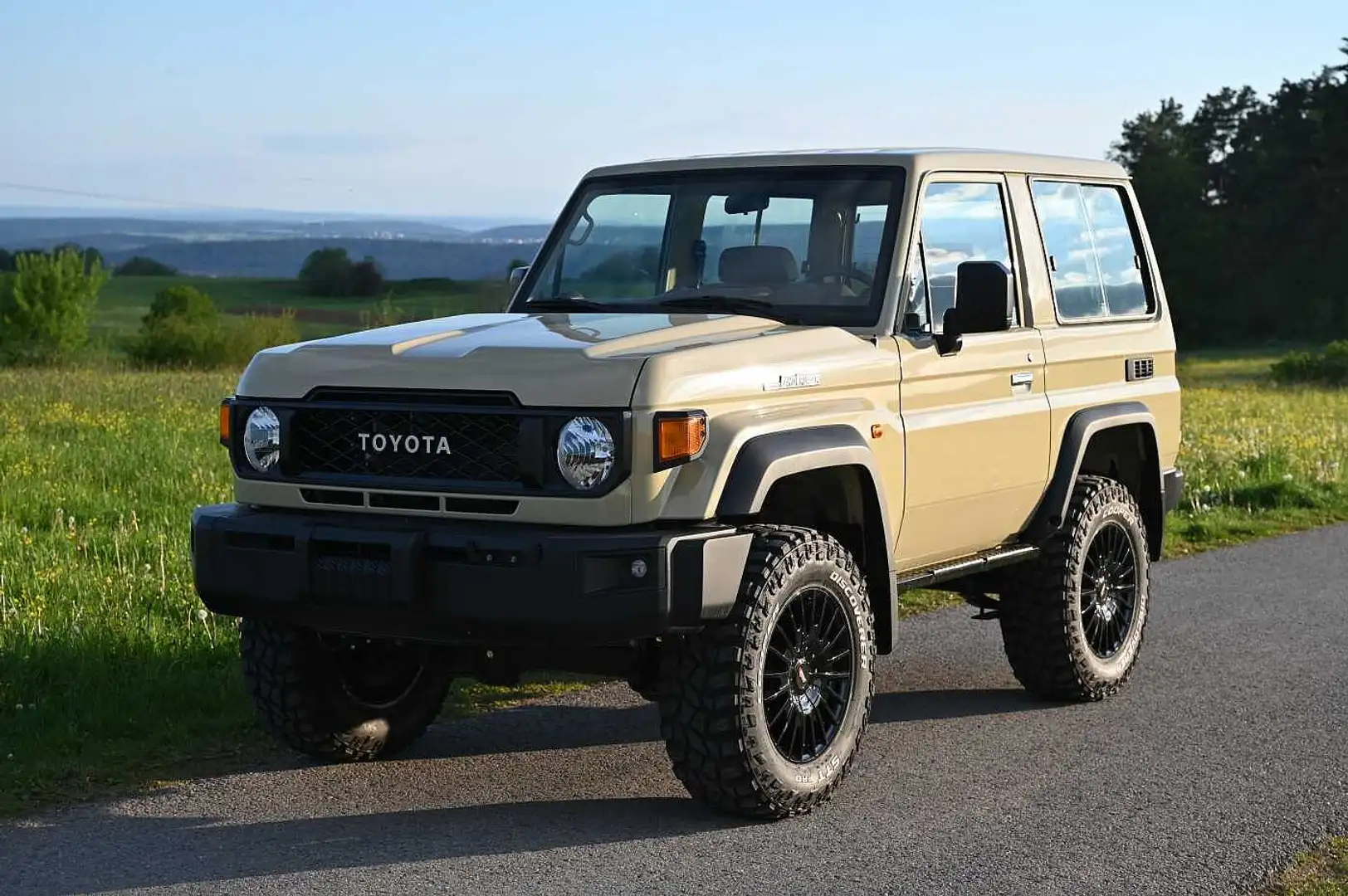 Toyota Land Cruiser GRJ 71 4.0 V6 5-Gang NESTLE OFFROAD Beige - 1